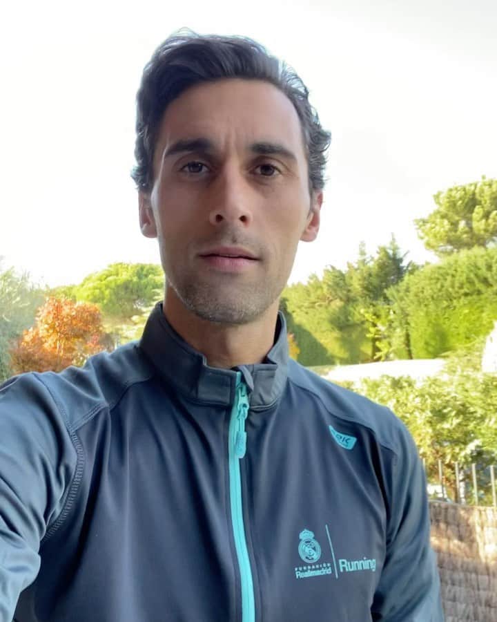 アルバロ・アルベロアのインスタグラム：「¡Una semana para que empiece el circuito de carreras @runningfrm organizado por la @fundacion.realmadrid! Entrad e inscribiros en runninfundacionrealmadrid.es y no .com como digo en el vídeo 😂 ¡Vamos que habrá numerosos regalos y podéis conseguir un ‘welcome pack’ bien chulo! 🤟🏼」