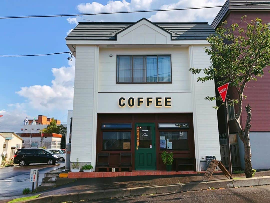 DJ みぃのインスタグラム：「洞爺湖で訪れたカフェは山岳喫茶☕️自家焙煎のコーヒーが楽しめてカフェオレなのに濃さはもうカフェラテ！美味しすぎてびっくりしました🥺✨今度は食事メニューも楽しみたい！　#北海道旅行　#洞爺湖　#洞爺湖カフェ #山岳喫茶　#カフェオレ今までで飲んだ中で1番美味しかった」