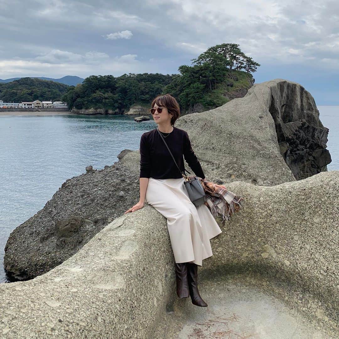 yuさんのインスタグラム写真 - (yuInstagram)「・ 旅行コーデDay.2 トレンチ、バッグ、ブーツは昨日と同じ！ デニムからスカートにチェンジ✧ ・ outer: @na.e_official knit: #plage skirt: #zara bag: #fendi shoes: #milaowen ・ ・ #fashion#coordinate#ootd#outfitoftheday#outfit#locari#mineby3ootd#nae#nae_153cm#nae_lowelltrenchcoat#153cm#大人カジュアル#旅行コーデ#秋コーデ#トレンチコート#スカートコーデ#おちびコーデ#低身長コーデ」10月18日 20時47分 - yu.rm