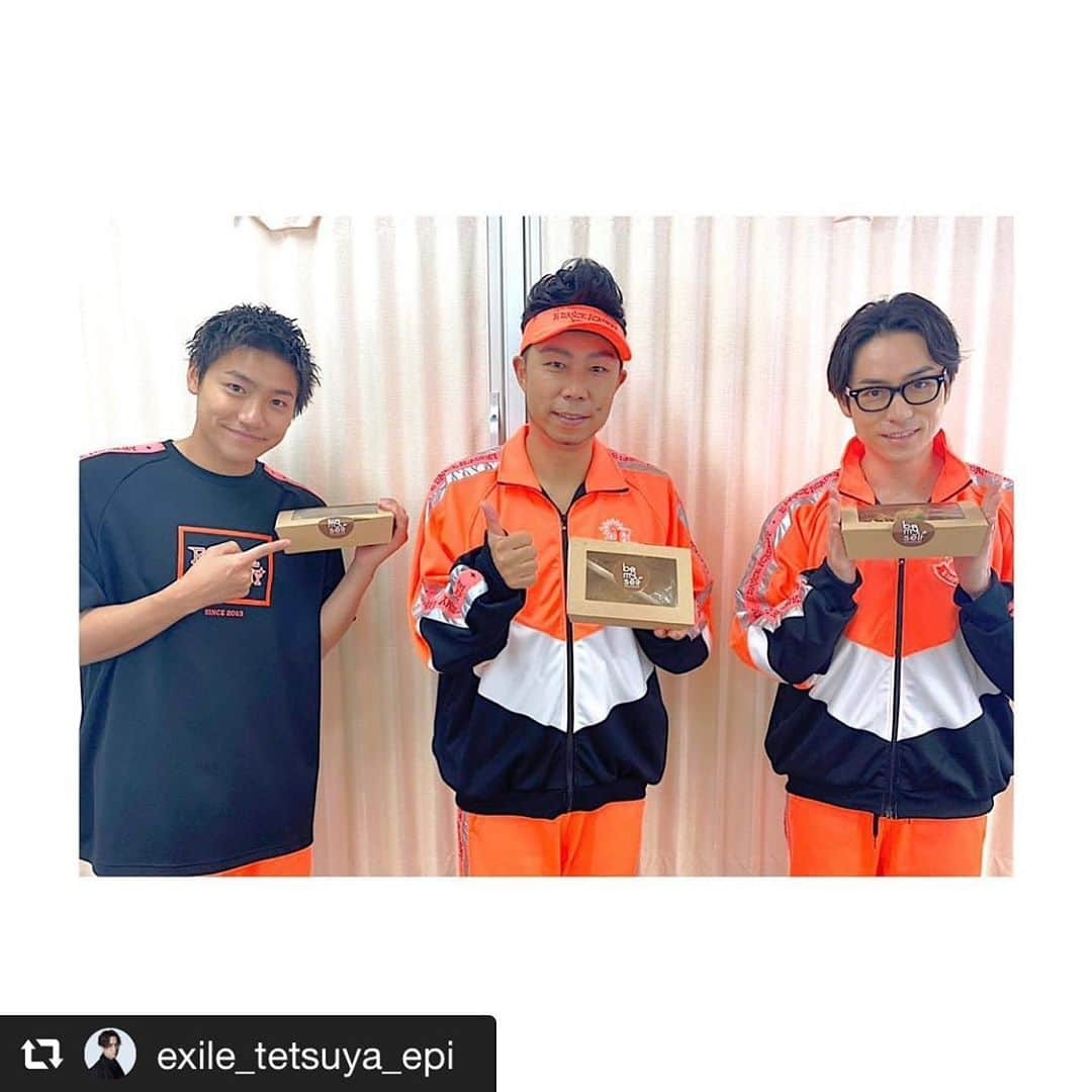 USAさんのインスタグラム写真 - (USAInstagram)「TETSUYAも#ゼロハンガー2020 に参加してくれました☆ ありがとう！  #repost @exile_tetsuya_epi  本日、Eダンスアカデミーの現場に @exileusa_danceearth さんから @bemyself_n  監修のおにぎり弁当を差し入れしていただきました！  ミルキークイーンの生みの親、大野満雄さんの畑から独占出荷された有機栽培米を使用した贅沢なグルテンフリーのおにぎり弁当。 おにぎりの具材に一番出汁を取り終えた、普段なら廃棄されるかつお節を、自家製醤油麹と合わせおかかにしました。 また、一番出汁に使用され廃棄される出し昆布も佃煮にしておにぎりの具として使用しています。  普段なら廃棄されるものを利用したおにぎり、おいしく完食しました！  この投稿をリポストしていただくと、飢餓で苦しむ子どもたちの学校給食4食分が寄付されます。 また、10/31までのキャンペーン期間中、 #食品ロスゼロアクション #ゼロハンガー2020 #国連WFP の3つのハッシュタグをつけて食品ロス削減の取り組みを投稿していただくと、子どもたちの給食支援につながりますので、ぜひ投稿してください！！  アンバサダーのウサさんありがとうございます↗️  #食品ロスゼロアクション #ゼロハンガー2020 #国連WFP」10月18日 20時47分 - exileusa_danceearth