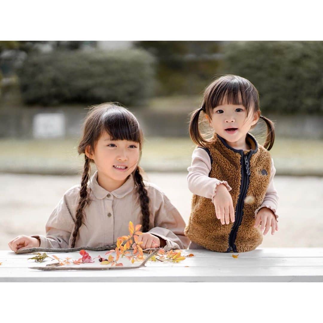 Kyooonのインスタグラム：「大好きなベージュが似合う秋〜🍁﻿ ‥がすぐ通り過ぎそうなくらいなんか寒い！！﻿ ﻿ ﻿ ﻿ パパが遊びでSiriに﻿ 「この世に鬼はいますか？」﻿ って質問したら﻿ 「え？あなたの後ろにいますよ」﻿ ﻿  長女爆泣き。 いやいやこわすぎるわ😂﻿ぞぞぞ〜 #姉妹#4歳差姉妹#カメラ練習中#ママカメラ#sonya7iii」