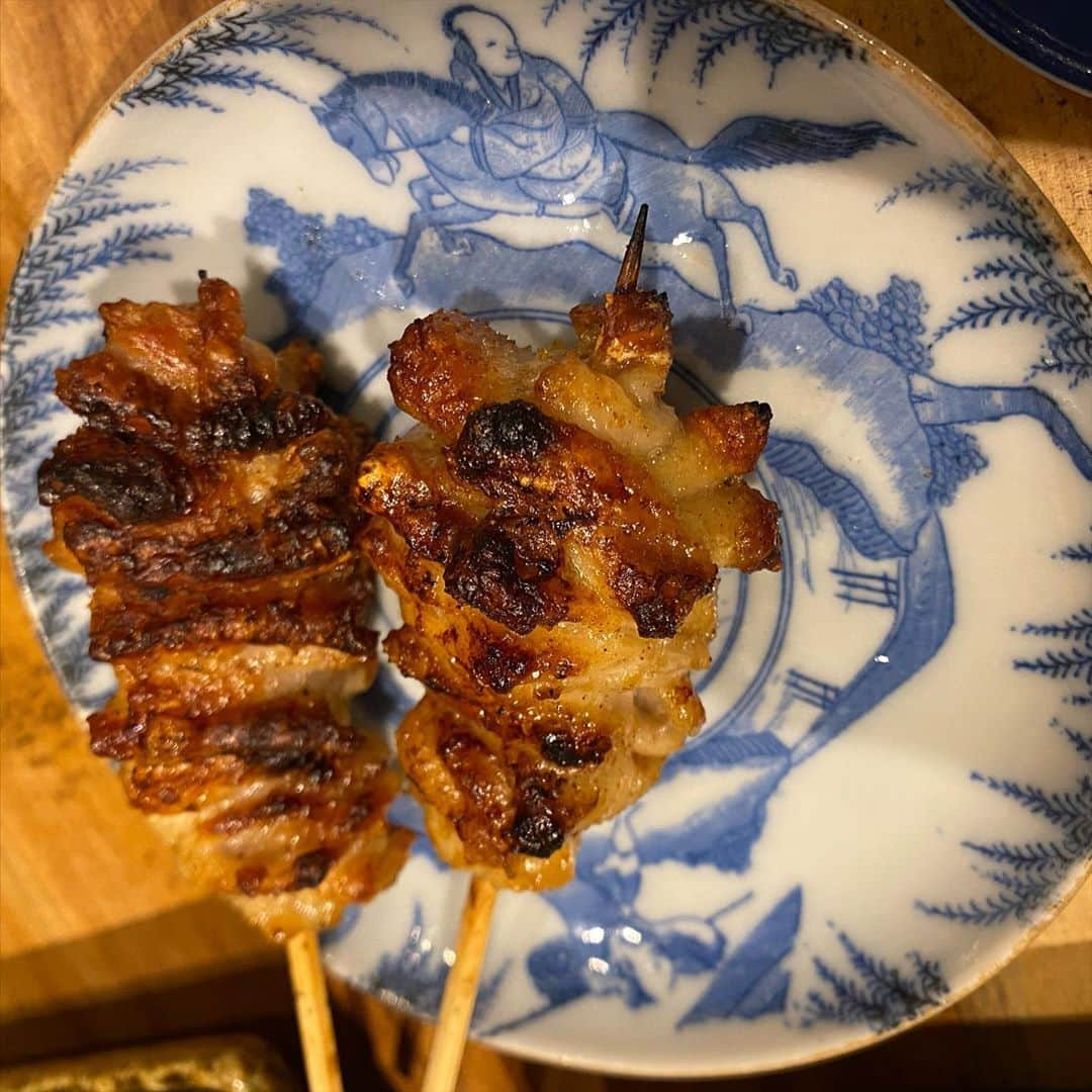 繁田梨世さんのインスタグラム写真 - (繁田梨世Instagram)「1番すきな焼き鳥やさんきち蔵🐓  . . せぎもとレバーと鳥わさが特に好きすぎて毎日食べたい🤤  . . 予約取れたら毎週て行きたいのに、、、 . .  いつも人気やから次はいつ行けるかな🤔  . . 恋しい焼き鳥 #大阪#阿波座#焼き鳥#きち蔵 #店員さん#素敵#人気#レバー#肝#とりわさ#大好き#たたき#ミディアム焼き#1番好き#行きたい#食いしん坊」10月18日 20時50分 - shigesurumedayo