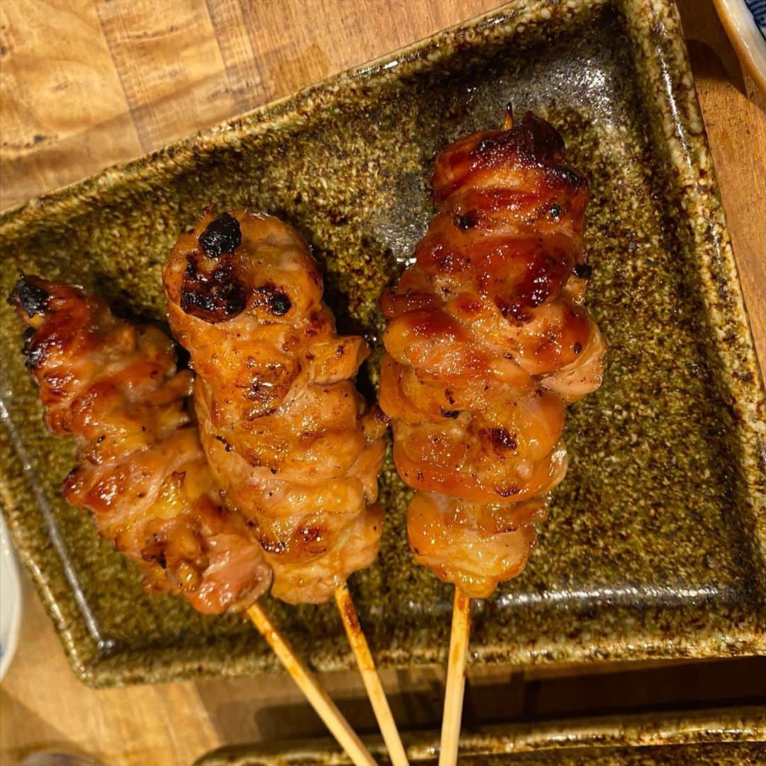 繁田梨世さんのインスタグラム写真 - (繁田梨世Instagram)「1番すきな焼き鳥やさんきち蔵🐓  . . せぎもとレバーと鳥わさが特に好きすぎて毎日食べたい🤤  . . 予約取れたら毎週て行きたいのに、、、 . .  いつも人気やから次はいつ行けるかな🤔  . . 恋しい焼き鳥 #大阪#阿波座#焼き鳥#きち蔵 #店員さん#素敵#人気#レバー#肝#とりわさ#大好き#たたき#ミディアム焼き#1番好き#行きたい#食いしん坊」10月18日 20時50分 - shigesurumedayo