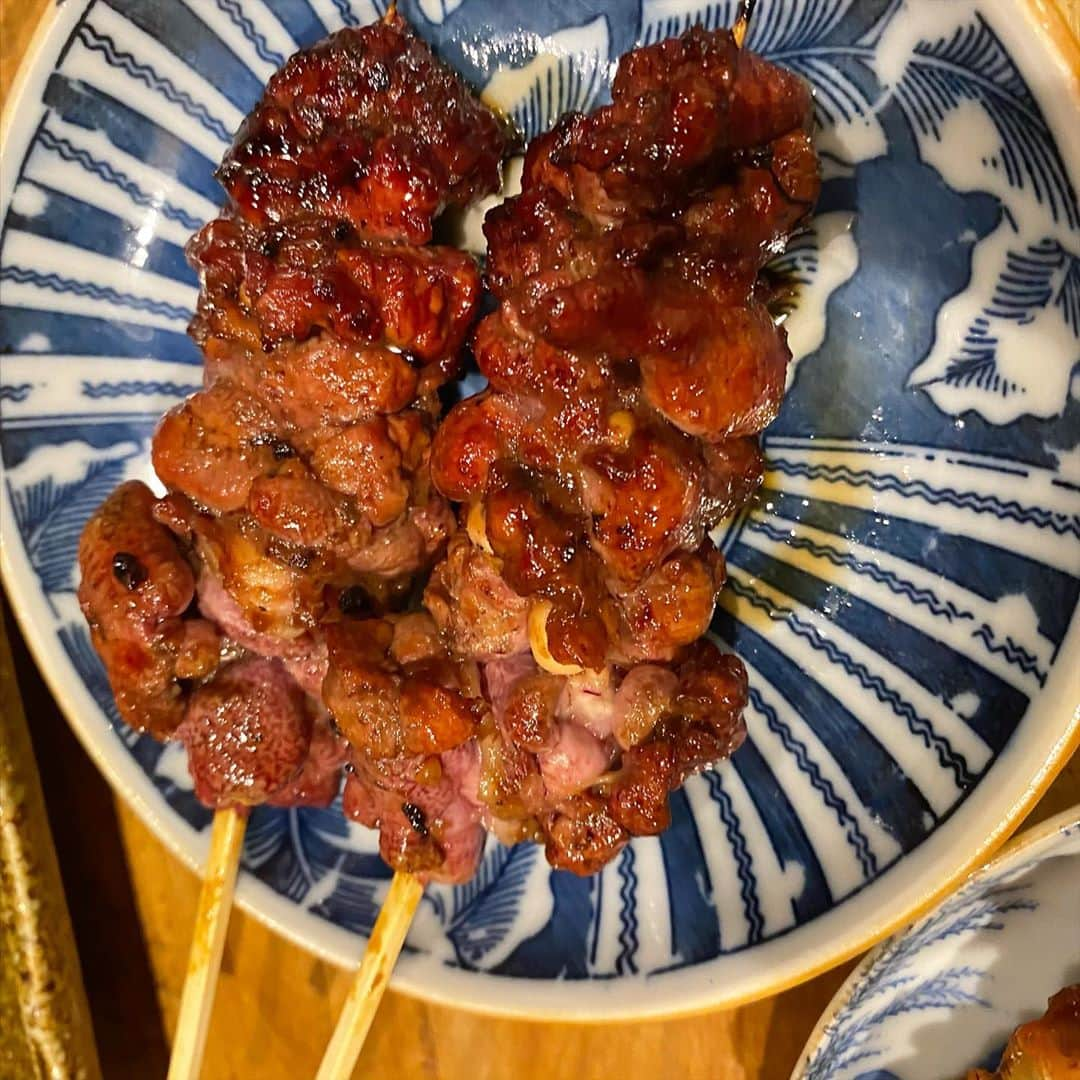 繁田梨世さんのインスタグラム写真 - (繁田梨世Instagram)「1番すきな焼き鳥やさんきち蔵🐓  . . せぎもとレバーと鳥わさが特に好きすぎて毎日食べたい🤤  . . 予約取れたら毎週て行きたいのに、、、 . .  いつも人気やから次はいつ行けるかな🤔  . . 恋しい焼き鳥 #大阪#阿波座#焼き鳥#きち蔵 #店員さん#素敵#人気#レバー#肝#とりわさ#大好き#たたき#ミディアム焼き#1番好き#行きたい#食いしん坊」10月18日 20時50分 - shigesurumedayo