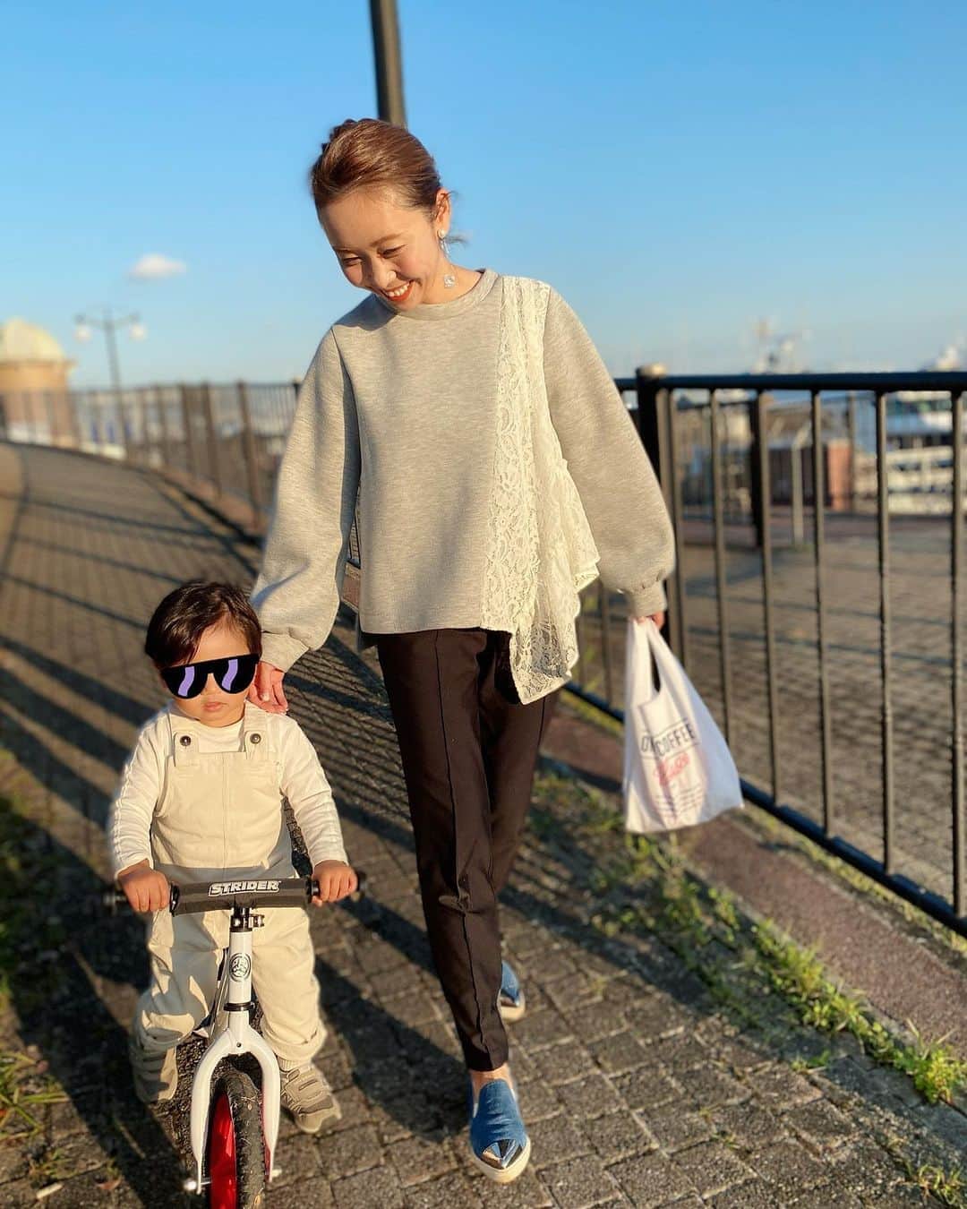 のインスタグラム：「・ 今日は夕方からお散歩&ストライダーをしにlet's go👨‍👩‍👦🚲 ・ 息子の恐竜カーデにdmかなりいただきましたが、これは @des_jumeaux__ のもので、恐竜好きの息子も私もとってもお気に入り🦖😍可愛すぎる‼️ コーデュロイのオーバーオールも私的にたまらんのですが、これは @zara のもの♡ kidsのオーバーオール姿大好物🤤❤️ ・ おかんは、夕方はちと肌寒かったのでここぞとばかりにコラボトップス！ 今日はカジュアルにgrayを♡ これ、ピクニックとかにもすごくオススメ。 カジュアルにもきれいめにも使えるからやっぱりこのデザインにしてよかったって着ながら自画自賛w ・ 20日にワンピースと一緒に、トップスの即納分も少し入荷できることになりましたので、お問い合わせくださってた方は是非チェックしてくださいね❤️ 他のアイテムのクレジットはタグ付けしてます🏷 さ、明日からまた1週間頑張りましょうねー🤙 __________________________ #ootd #coordinate #コーディネート #outfit #fashion #ファッション #コーデ #ママコーデ#息子コーデ#親子コーデ  #恐竜好き #恐竜グッズ #2歳 #2歳0ヶ月  #aki_mamalife」