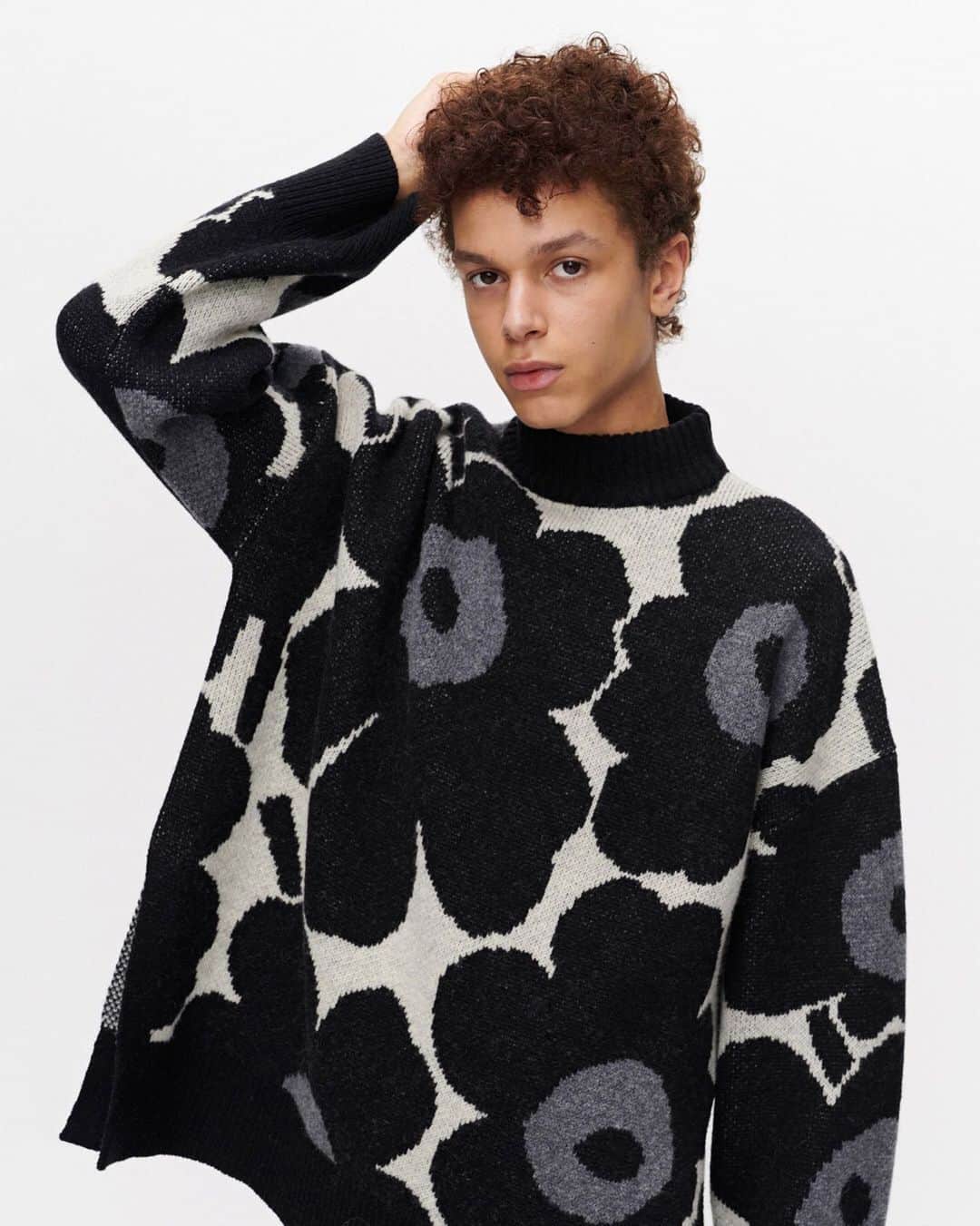 マリメッコのインスタグラム：「What makes the perfect autumn outfit? A bold print, a relaxed fit, and a warm material are a good place to start.  The Onnekas Unikko knitted pullover is now available at marimekko.com and in-store. #marimekko」
