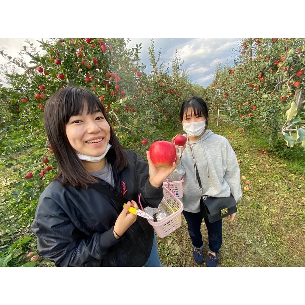 林唯衣さんのインスタグラム写真 - (林唯衣Instagram)「リンゴが大好きな倉田(@ak503011 )は巨大なリンゴを早々に完食しましたが満腹につきぶどうやプルーンはその後ほぼ食べられないという作戦ミスをおかし、なかし(@smilesmrn )はぶどうのタネは飲み込む派で途中から立ち止まらなくてもノンルックでぶどうに手を伸ばしひたすら口にいれる。そんな秋の果物狩りでした🍎🍇🍁　#果物狩りだって十人十色　#ハヤシ旅」10月18日 11時58分 - yui__hayashi