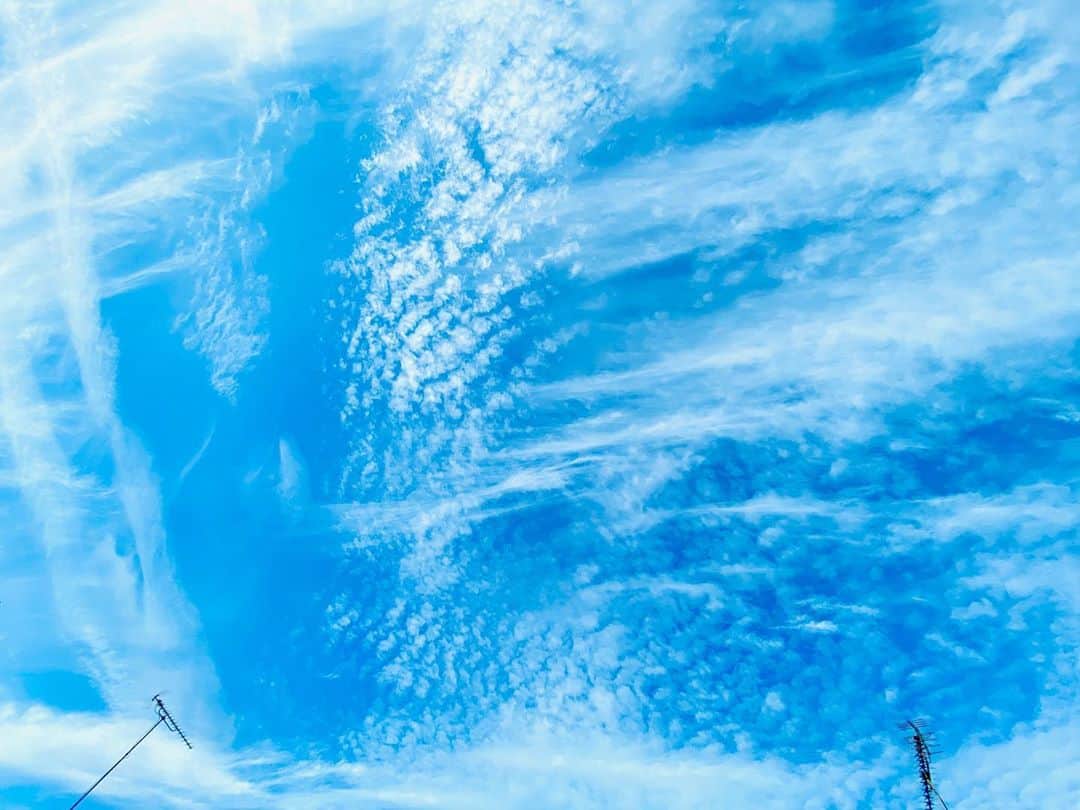 岡部晴彦のインスタグラム：「今朝の  #うろこ雲」