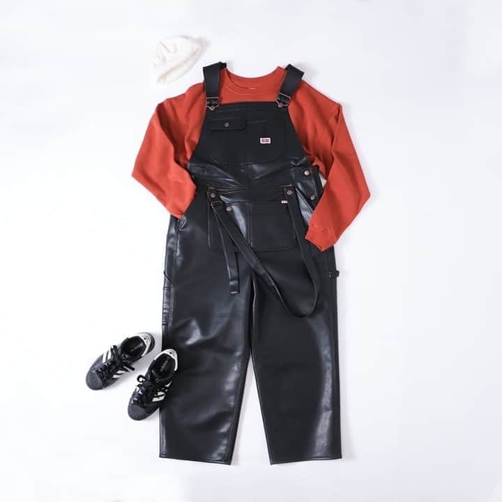 のインスタグラム：「【MEN’S ITEM】  -BIG MACとタッグを組んで仕上げたスペシャルモデル-  ゆったりとしたデザインながらフェイクレザーを使っているので雰囲気抜群。BIG MACらしいディテールを継承し、VINTAGEさながらの表情を楽しめます。  BIG MAC × FREAK'S STORE 商品名：別注PUレザーオーバーオール 問い合わせ番号：14986300010 価格：¥16,900(+tax)  ▶︎画像をタップして商品情報をチェック！  #freaksstore#フリークスストア #freaksstore20fw」