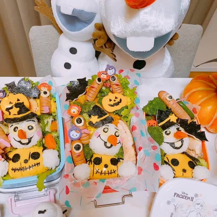 倉岡生夏のインスタグラム：「ハロウィン🎃オラフ🎃子💓 ・ ・ 大好きなオラフ弁当をつくりました〜❣️ ・ ハロウィン気分味わえました💓 ・ おかずは無農薬野菜中心🥦 おばあちゃんから、いつも沢山野菜が届きます💓感謝❣️ ・ ・ クリスマスバージョンのオラフもつくりたいな💓 ・ ・ ・ #キャラ弁  #おうちディズニー #オラフ  #オラフ弁当  #キャラ弁当  #キャラ弁部  #可愛いお弁当作りたい部  #ハロウィン弁当  #ハロウィンパーティー  #愛され料理 #kyaraben  #disneygram  #olaf」