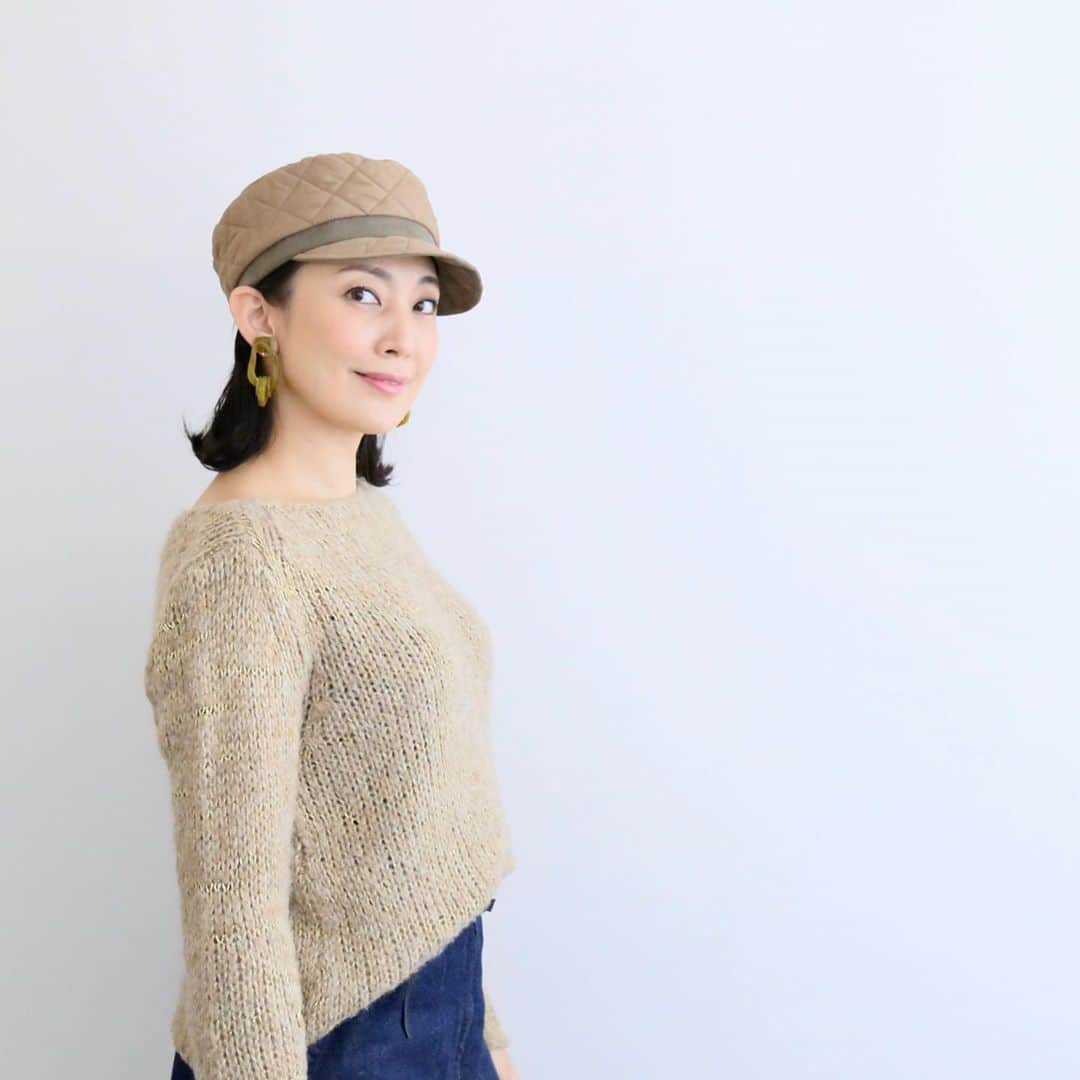 田中美里のインスタグラム：「オリジナルキルトを使ったキャスケット。 寒くなってきて出番が多くなってきました。  軽くてあったかくてお気に入り。  詳しくは @jin_no_beat_shite_cassie   photo by fujiko @fujiko121   #jinnobeatshitecassie  #ジンノビートシテカッシ  #帽子 #キルト #キャスケット  #earrings  #ピーチェ @peachepeace0703n」