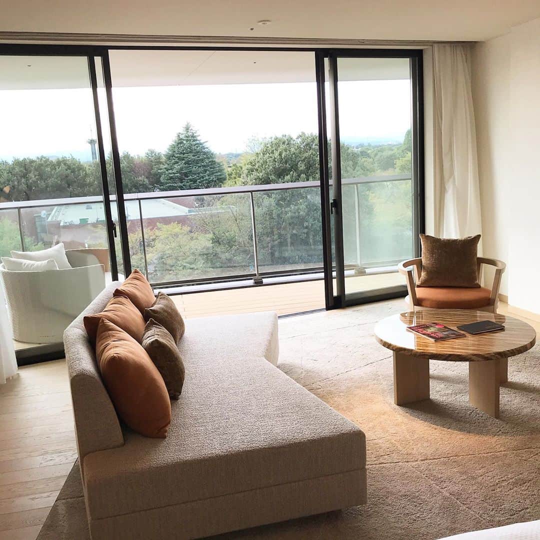 のインスタグラム：「まるで別荘感覚。都市型リゾートといった趣のソラノホテルの部屋。家具や什器、グラスひとつに至るまで、出来るだけ地元産、でなければ国産にこだわったセレクトが素晴らしい。金沢の新樹脂グラス、plakiraのゆらぎタンブラー、うちでも買おうっと。木をふんだんに使った清々しい空間でのんびり過ごせました。スタンダードでも50平米超えの広さも立川ならでは。窓を開ければ昭和記念公園、テラスがあるのも最高。暮らすように過ごせるライフスタイル型ホテルです。 冷蔵庫にはミネラルウォーターしかないので、お酒など飲み物持参で。まあ同じエリア内にグリーンスプリングスあるので、何でも買えますが。洗面所はダブルシンク、お風呂もトイレもゆったり。和室やペットフレンドリーなお部屋もあるそう。また来ます！ #hotel #stay #soranohotel #tachikawa #tokyo #parkside #good #ソラノホテル　#立川　#お部屋　#ホテルステイ　#昭和記念公園　#快適　#ホテル好き　#gotoキャンペーン　#いいね立川」