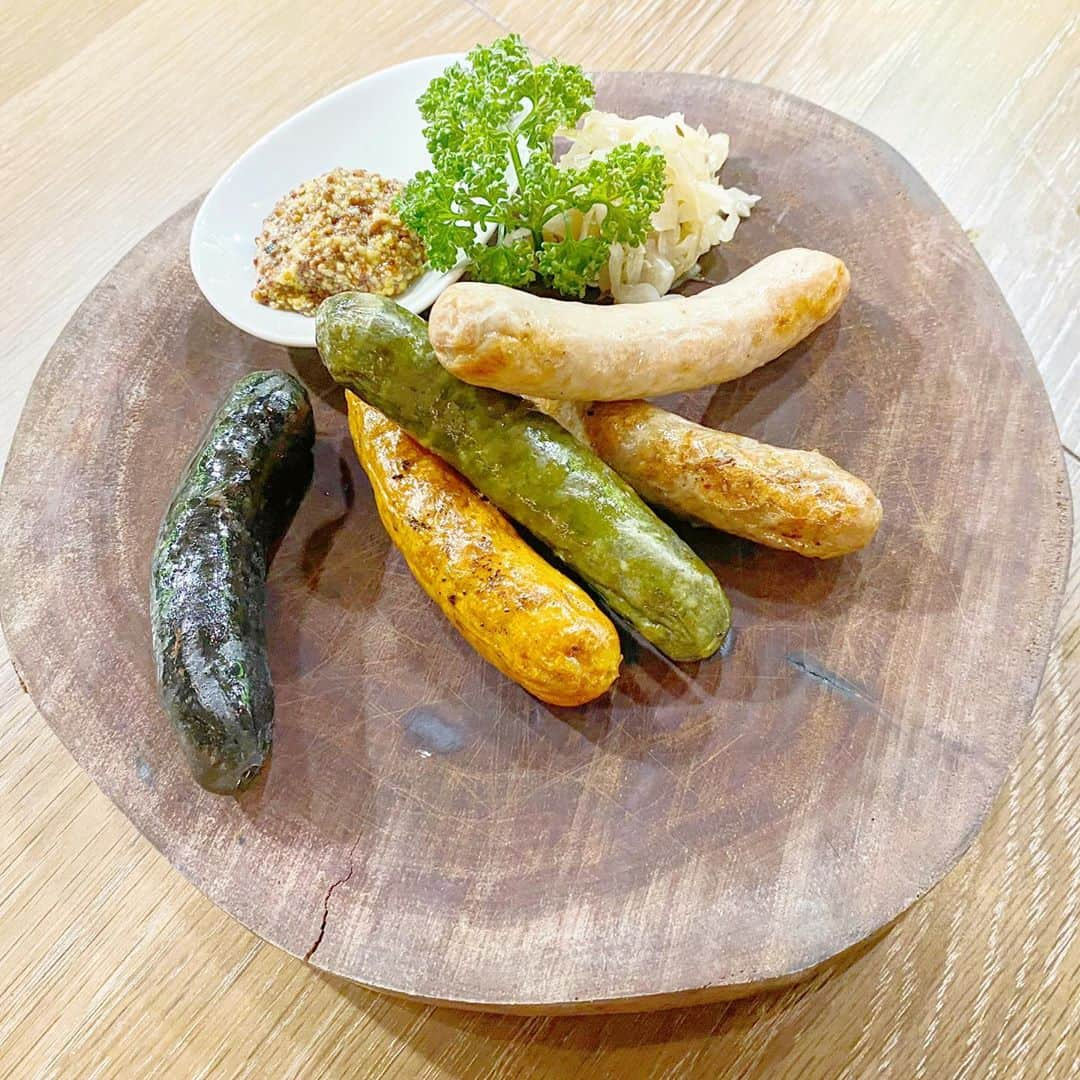 ベリッシモ・フランチェスコさんのインスタグラム写真 - (ベリッシモ・フランチェスコInstagram)「The best sausages in Ishigaki at Against the Grain!!! Delicious🍺🍗🍟 Ve piace la salsiccia?😂このソーセージは美味過ぎるぜ！👍 #ベリッシモ #料理研究家 #francescobellissimo #chef #tvchef #celebritychef #againstthegrainishigaki #ソーセージ　#ビール #sausage #salsiccia #ishigaki #ishigakiisland #石垣島 #アゲインストザグレイン #ビアレストラン #gourmet #vip #lixurylifestyle #beer #beachlife #tropicalisland #okinawa #沖縄 #グルメ #美味しい #pictureoftheday #enjoyfood #enjoylife #atgishigaki」10月18日 12時18分 - bellissimoyoshi