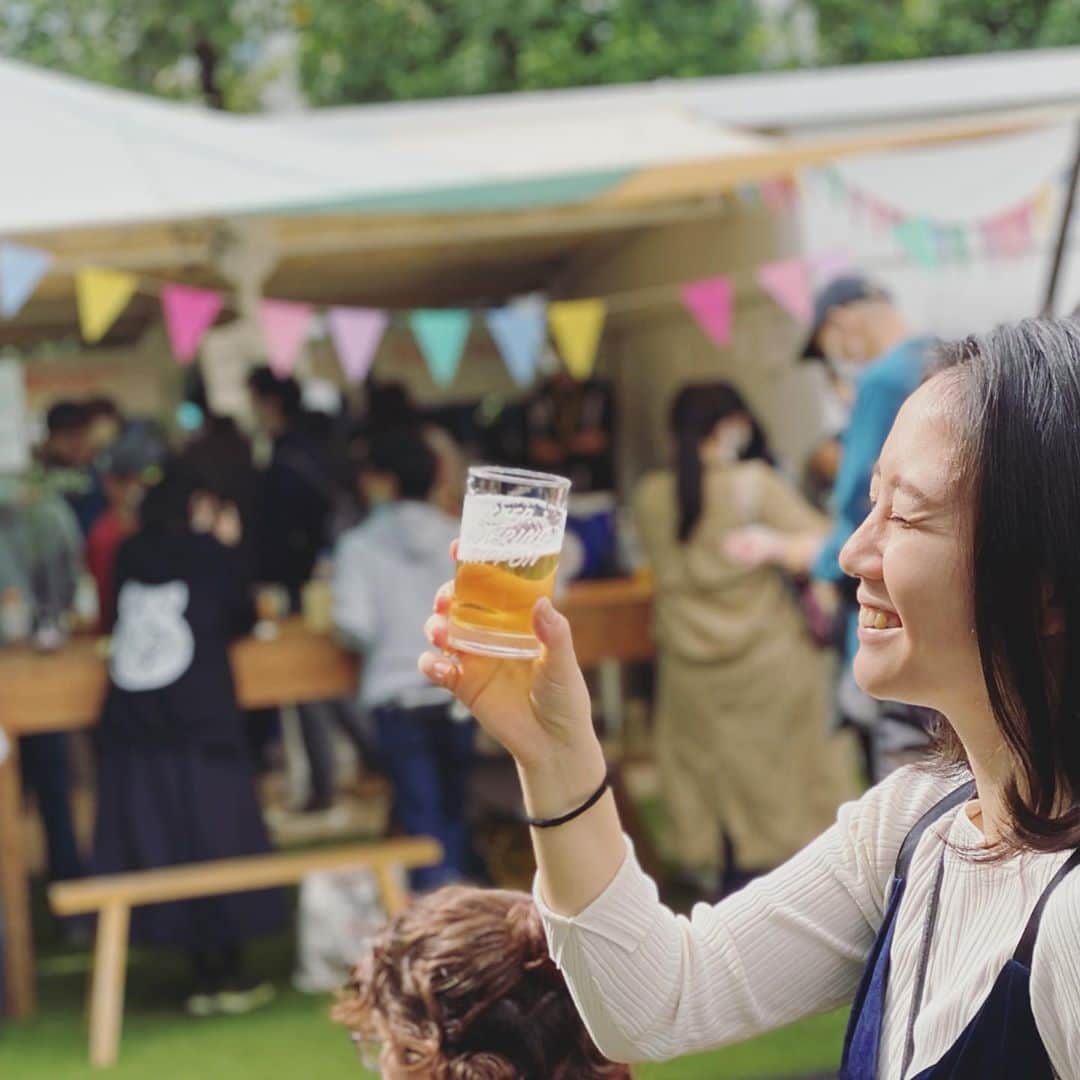 泉水はる佳のインスタグラム：「⛺️ @mbct.2020  #keeppouringnippon   日本国内のクラフトビールブルワリーが集結したイベント。従来は世界各国のブルワーが集まる大きなイベントでしたが、今回はコロナの関係で、国内のみとなりました。  私が飲んだのは @minohbeer  @craftrock_brewing  @wcbshizuoka   杉の香りが楽しめるビールや ハーブティーのようなすっきりしたライトラガー。 秋晴れの空の下で飲むクラフトビール、最高！ ブルワーさんが直接解説してくれるのもイベントの醍醐味ですね。私はまだまだ詳しくないけど、どうやって作られたのか、何が入ってるのか、そして作った人の情熱を知って飲むと、よりおいしい！！！  相変わらずのビール好き人間は、 最近クラフトビールが楽しいです🍃  #craftbeer」