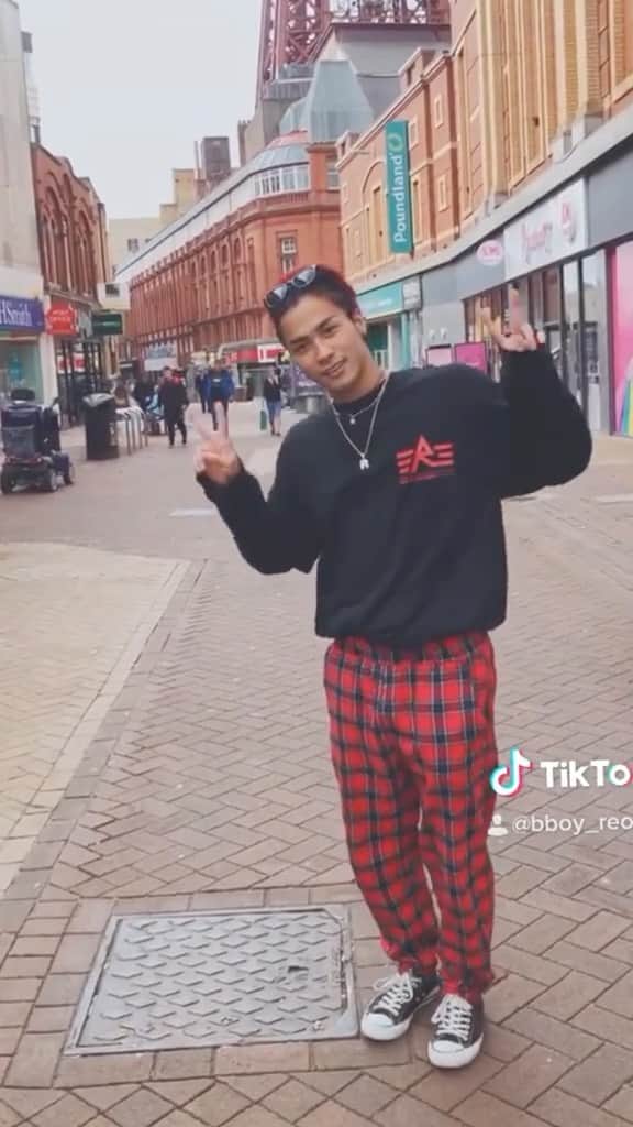 のインスタグラム：「チェックパンツの赤髪 #どこでもランウェイ#イギリス#tripgram#肌肉男 #근육 #fashion #streetfashion #筋肉男子#筋トレ#workout #fitness#派手髪#赤髪#範馬勇次郎#範馬刃牙#刃牙」