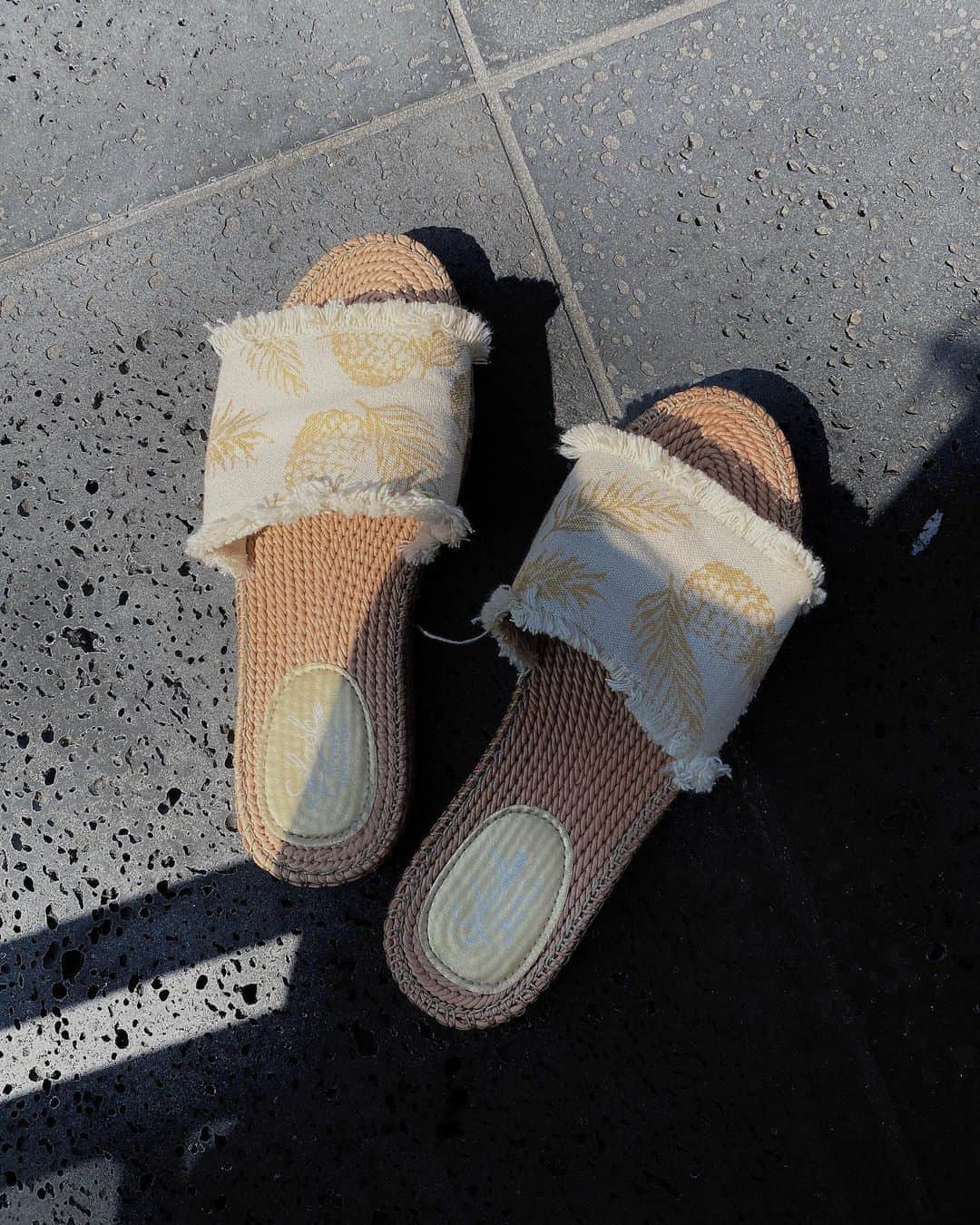 VIENNAさんのインスタグラム写真 - (VIENNAInstagram)「👣 沖縄のビーチで靴壊れてそのへんに売ってるサンダルてきとーに買ったらめっちゃ気に入ったw」10月18日 12時26分 - viennadoll_official