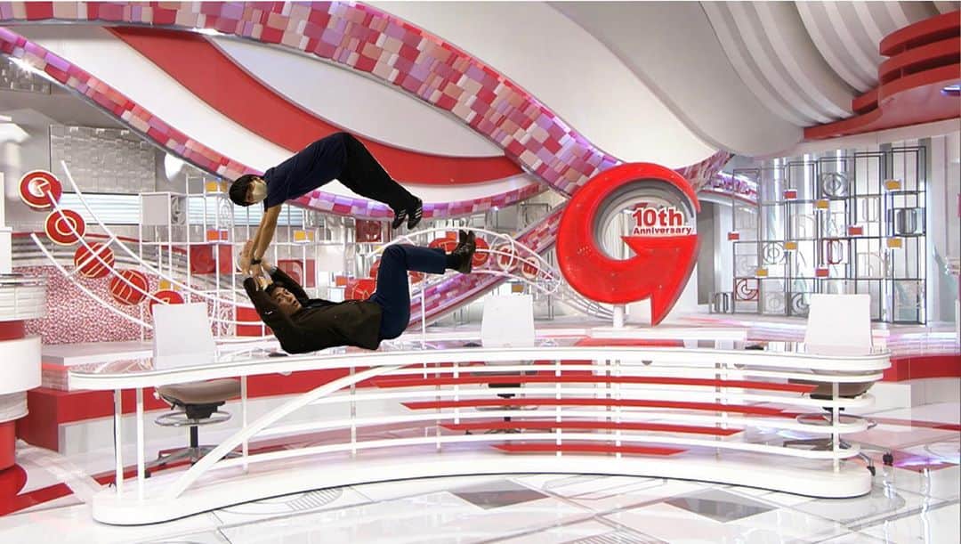 弘竜太郎のインスタグラム：「『Going!Sports&News』  入社して、新人研修受けて、 1年目の10月から担当して早3年目。  初めて就いたレギュラー番組。  学生の頃から観ていて、 エントリーシートにもGoing!やりたい！って書いて  10月から担当ですって言われた時、 ただ漠然と「はい！」しか言えなかったけど、  内心めちゃくちゃ嬉しかったなあ。  今でも第一声は緊張します。 まだ気持ちもふわふわしています。 ミーハー心も全然抜けていません。  でもそれほど好きなのです。 この番組が、ここの空間が！  #Going #最近は別室出演 #スタジオ欲が我慢出来ず #そうだ合成させちゃえばいいんだ #という事で合成 #せっかく合成するならGoingのGでしょ←？ #スタッフさんにもご協力頂きました #一緒にオンエアを乗り切る相棒です #いつも有難う #ハッシュタグってこれでいいの」