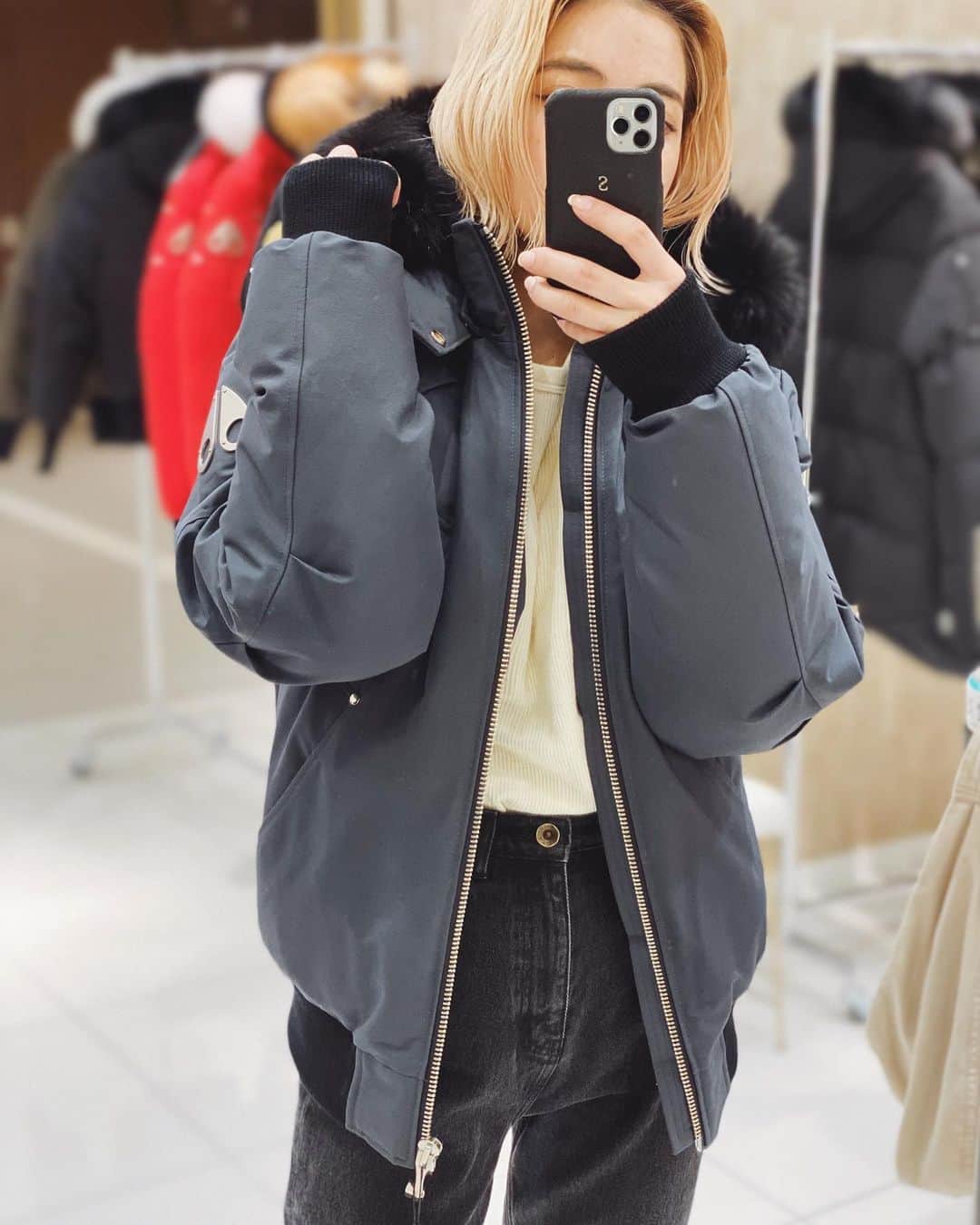 のインスタグラム：「. 先日、京都大丸で開催されている @mooseknucklescanada のPOP UPへ🧣  普段ダウンはあまり着ないんだけど 今年はひなさんを守らねばならぬのでね🐣  そしてどうやら今年の冬は寒いらしい。  私はメンズのデザインが好みで 着用しているネイビーとカーキのダウンは どちらもメンズのもの。 袖がきゅってなってるのも、動きやすくて◎  メンズデザインならファー付きでも甘くなりすぎないから 好みのスタイリングができそうです😗😙😚  📍大丸京都 2F（12/22まで）  @mooseknucklescanada  #mooseknuckles  #ムースナックルズ #canada #ダウンジャケット #downjacket #大丸京都2階 #popup #期間限定」