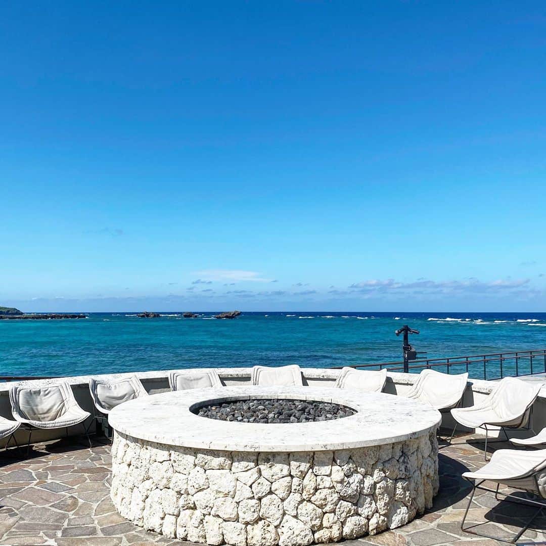 May Pakdee メイ パクディのインスタグラム：「沖縄に着きました🥰　気温24度気持ちいい🌊✨　. . . . . 24c #Okinawa pretty cozy 🌊. . . . #沖縄 #夏休み #綺麗 #japan #ocean #summervibes #fireplace」