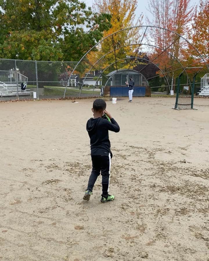 ラッセル・ウィルソンのインスタグラム：「Coming to a @MLB Ballpark near you soon!!!」