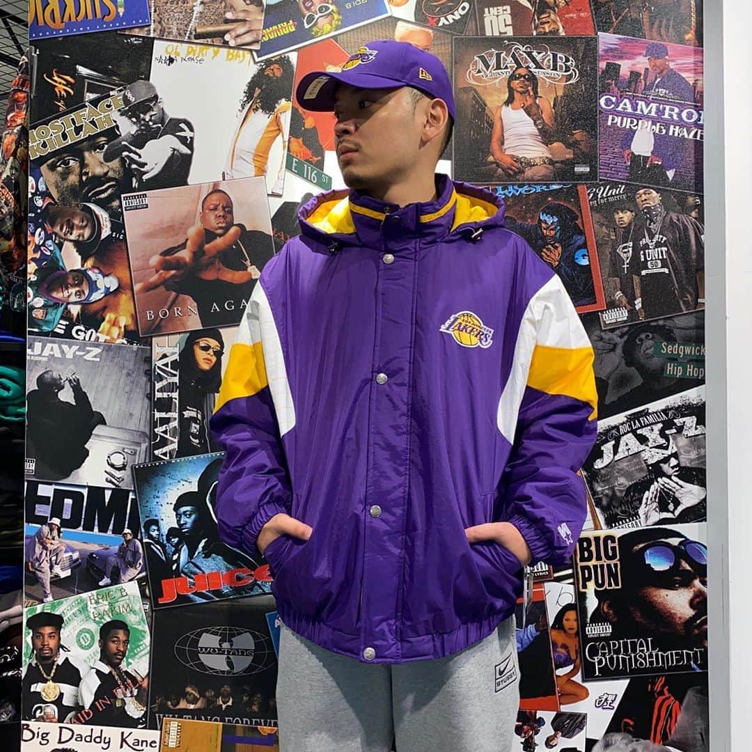 のインスタグラム：「STARTERよりLAKERS & RAIDERS ナイロンジャケット入荷しました✨ 中綿入りなので暖かいです🧏🏽‍♂️ .  🗽DiverCity🎡 11:00~20:00  ※GROW AROUND Diver City店 平日と土日祝日にて営業時間が変更となっております。ご来店の際は営業時間にお気をつけください。 (平日)11:00~20:00 (土日祝)10:00~20:00  . #growaround  #growaroundnewarrivals  #growarounddivercity #starter」