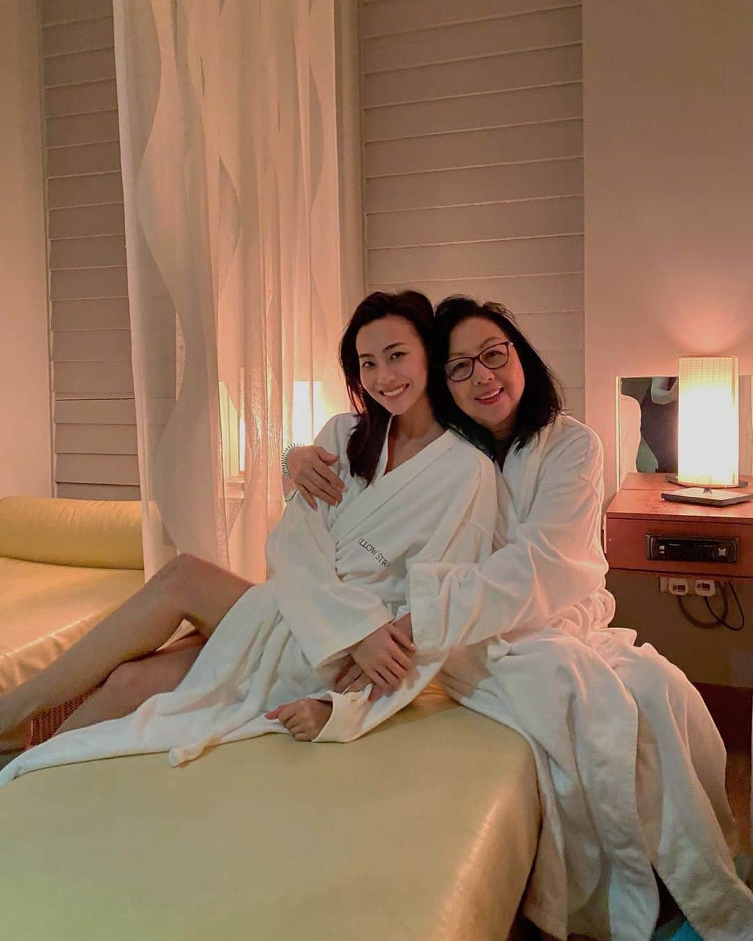 ソニアのインスタグラム：「Had the most relaxing Sunday morning with @momma_chew! We started off with a delicious breakfast, then popped into Willow Stream Spa for an aromatherapy massage so divine I literally stepped out rejuvenated 😌  If you’ve been keeping up with my stories, you might have seen what we were up to yesterday! Expect more pics here soon!  @fairmontsingapore has launched their Mumcation packages, with UNIQLO and Lush – a specially curated package for mommas! It includes a 1-night stay, 90-min aromatherapy massage, scrumptious high-tea, and  loungewear from @uniqlosg with a bath set from @lushsingapore!! Time to treat your moms/wives/moms to be... ✨  It’s available from now till 30th December 2020 so book it before it’s all snapped up!  @fairmontsingapore #FairmontMumcation @wcommunications.sg」