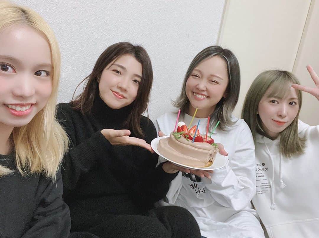 福田麻貴のインスタグラム：「. 一緒に住んでるメンバー(つぼみ大革命)にお誕生日を祝ってもらいました🎂 . 一年の5分の2くらいの日数は一緒に住んでるって感じです！ . 5分の3は一人暮らしです。 . 帰ったら居るととても癒される🌕」