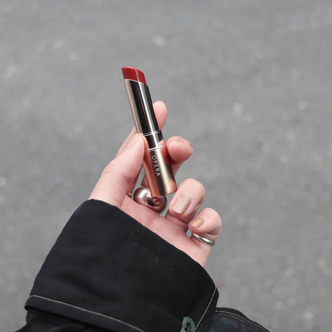 のインスタグラム：「. . OPERAの新色リップティント @opera_cosmetics  去年限定発売された「テラコッタ」が定番色として 10/28より全国発売💄 . . ほどよいブラウンニュアンスとシアーな色付きで 深みを出しつつも透明感のある仕上がり。 とろけるようなテクスチャーでスルスルと塗れるところもよかったです✨ . . リップによってはマスクにべったり付いてしまうこともあるのですが、こちらは軽くティッシュオフするとマスクに色移りしにくく色持ちもキープできました♩ . . . . #OPERA #オペラリップティント #オペラ秋色テラコッタ #リップティント #ティントリップ #リップ #cosmetics #新作コスメ」