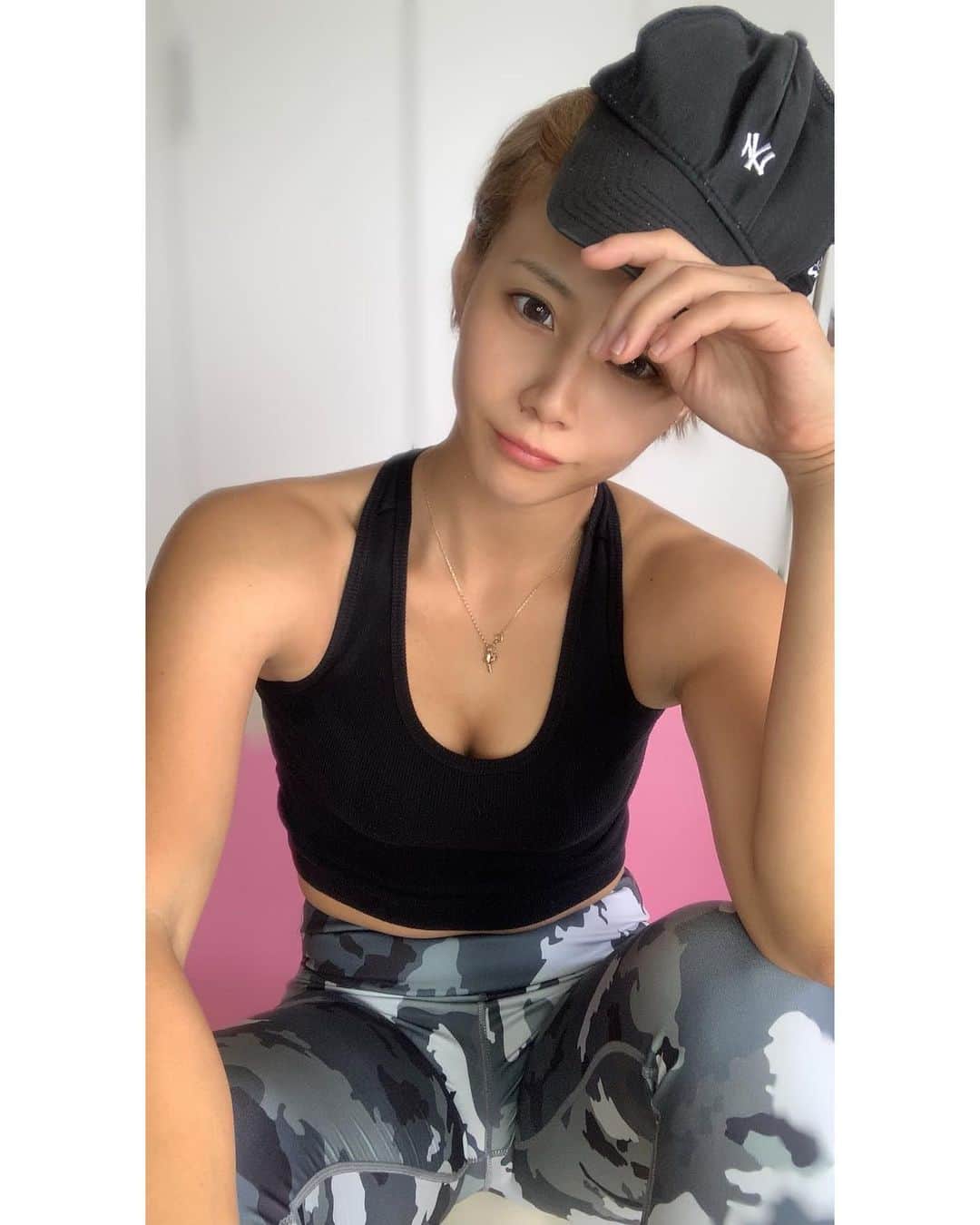 のインスタグラム：「8分間のワークアウト💪 （休憩なし😇）  腹筋崩壊させたいなら ×３SET♡ （セット間は1分のリカバー）  1️⃣Crucifix Plank Hold 30 Seconds - 2️⃣Chair Pose Step Out Variation 1 Minute - 3️⃣Plank Knee In Kick 1 Minute - 4️⃣Plank Single Arm Reach To Toe Tap 30 Seconds Per Arm (1 Minute Total) - 5️⃣High Plank Wipers 1 Minute - 6️⃣Elbow Plank To Superman Walkup 1 Minute - 7️⃣Elbow Plank Pike Walks 1 Minute - 8️⃣Pseudo Plank Hold 30 Seconds - 9️⃣Single Arm Plank Hold 30 Seconds Per Arm (1 Minute Total) —  #宅トレ #トレーニング #体幹トレーニング #腹筋 #お腹痩せ #引き締め #ボディメイク #ダイエット #ワークアウト #くびれ #美容 #筋肉 #運動 #自重トレーニング #training #workout #fitness #fitnessgirl #fitnessmotivation #fitnesslifestyle #fitnesslife #fitnessphysique」
