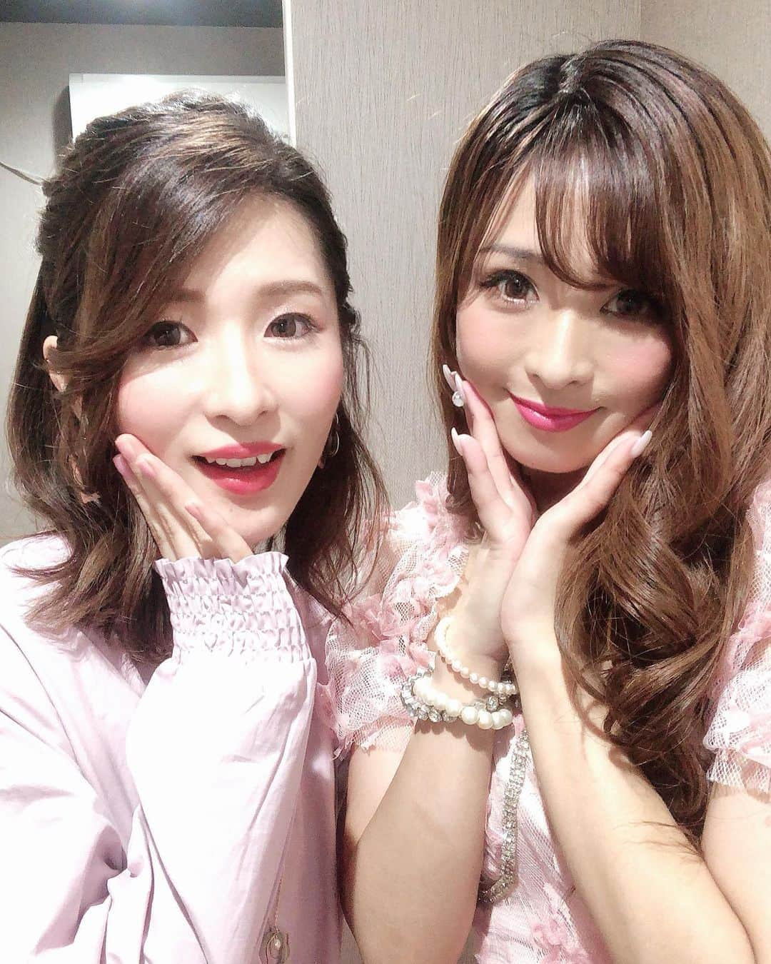 Fujikoさんのインスタグラム写真 - (FujikoInstagram)「昨日は、 #Dreamgirls #どりがー Pink Partyでした❤️👸🏻💖  衣装はみんなピンクでとってもキュート👄💕  ゲストは、 BANRIちゃん🦄ユニコーンできたょ、笑  でもこんな子供っぽいけど 女優魂が凄いから みんなにも知ってほしくて昨日は、 演技力が発揮されるコーナーが中心でした💖  めちゃくちゃ楽しかった〜‼️  しかもしかも、  大好きな どりがーのみんなから 誕生日のサプライズまで。。🥺  もー😂😂😂  可愛い〜😂😂💖  ありがとうおおおお😂💕💕💕  こんなんされると思ってなかった😂🌟💖  @kachuuu8 かちゅ @musicriona りおな @saimyoji_maria まりあちゃん  これからも仲良くしてね🎁✨  来月は、11/14 ゲストは、Cheeさん☀️✨  そして、 Green Partyです🌟  音楽バラエティ番組ですので、普段のライブより、 手間もかかるし、大変なのですが、 毎回会場からや、配信から 笑い声が聞こえるから、 凄く嬉しいんだ〜❤️✨  また来月のどりがーも よろしくお願いします🌟😣  #Fujiko#どりがー#dreamgirls #cute#可愛い#ミュージカル#アーティスト#COSMOS#soc#美女#美人#大好き」10月18日 12時56分 - fujikochan1023