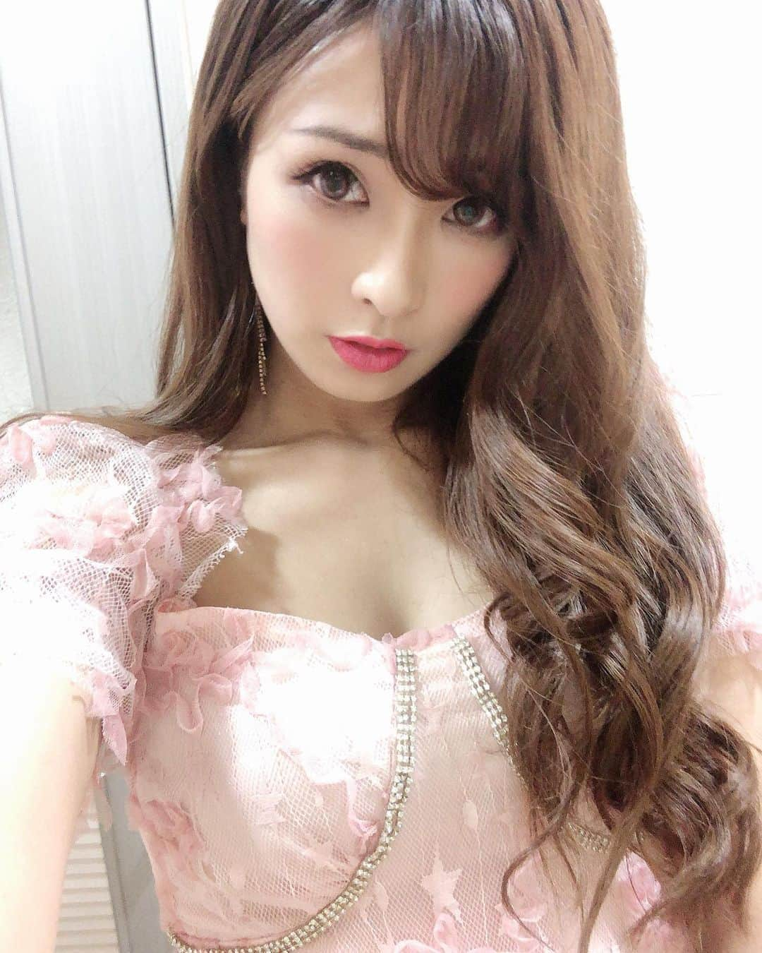 Fujikoさんのインスタグラム写真 - (FujikoInstagram)「昨日は、 #Dreamgirls #どりがー Pink Partyでした❤️👸🏻💖  衣装はみんなピンクでとってもキュート👄💕  ゲストは、 BANRIちゃん🦄ユニコーンできたょ、笑  でもこんな子供っぽいけど 女優魂が凄いから みんなにも知ってほしくて昨日は、 演技力が発揮されるコーナーが中心でした💖  めちゃくちゃ楽しかった〜‼️  しかもしかも、  大好きな どりがーのみんなから 誕生日のサプライズまで。。🥺  もー😂😂😂  可愛い〜😂😂💖  ありがとうおおおお😂💕💕💕  こんなんされると思ってなかった😂🌟💖  @kachuuu8 かちゅ @musicriona りおな @saimyoji_maria まりあちゃん  これからも仲良くしてね🎁✨  来月は、11/14 ゲストは、Cheeさん☀️✨  そして、 Green Partyです🌟  音楽バラエティ番組ですので、普段のライブより、 手間もかかるし、大変なのですが、 毎回会場からや、配信から 笑い声が聞こえるから、 凄く嬉しいんだ〜❤️✨  また来月のどりがーも よろしくお願いします🌟😣  #Fujiko#どりがー#dreamgirls #cute#可愛い#ミュージカル#アーティスト#COSMOS#soc#美女#美人#大好き」10月18日 12時56分 - fujikochan1023