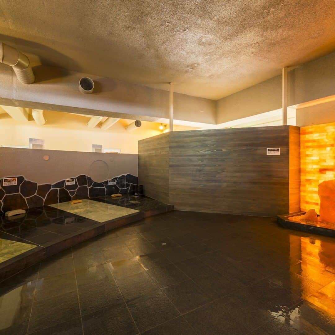 【公式】オーシャンリゾートホテル マホロバ・マインズ三浦さんのインスタグラム写真 - (【公式】オーシャンリゾートホテル マホロバ・マインズ三浦Instagram)「クアパーク内「石暖」 ほんのりあたたかい天然薬石が体をじんわりとあたためます。  皆様利用したことありますか？ 思わず眠ってしまいそうな心地よさですよ😊  クアパークは水着で利用できる温浴施設。 この石暖の他にもジャグジーや打たせ湯、サウナなど10種類以上のお風呂が楽しめます。 今日のような寒い日にもぴったり。ぽかぽかのクアパークで体をほぐしてリラックスしましょう！  クアパーク詳細はこちら https://www.maholova-minds.com/kuapark/  #プール #石暖 #屋内プール #岩盤浴 #ジャグジー #幼児用プール #gotoトラベル #遊び場 #子どもとおでかけ #いこーよ #家族旅行 #水遊び #プール遊び #子供とお出かけ部 #コドモノ #ウェルネスクラブ #旅行計画 #温泉旅行 #三浦海岸 #室内プール #ママリ #三浦 #三浦市 #マホロバマインズ #maholovaminds #マホロバケーション #神奈川観光 #三浦半島 #マホロバ #マホロバマインズ三浦」10月18日 13時01分 - maholova_minds_miura