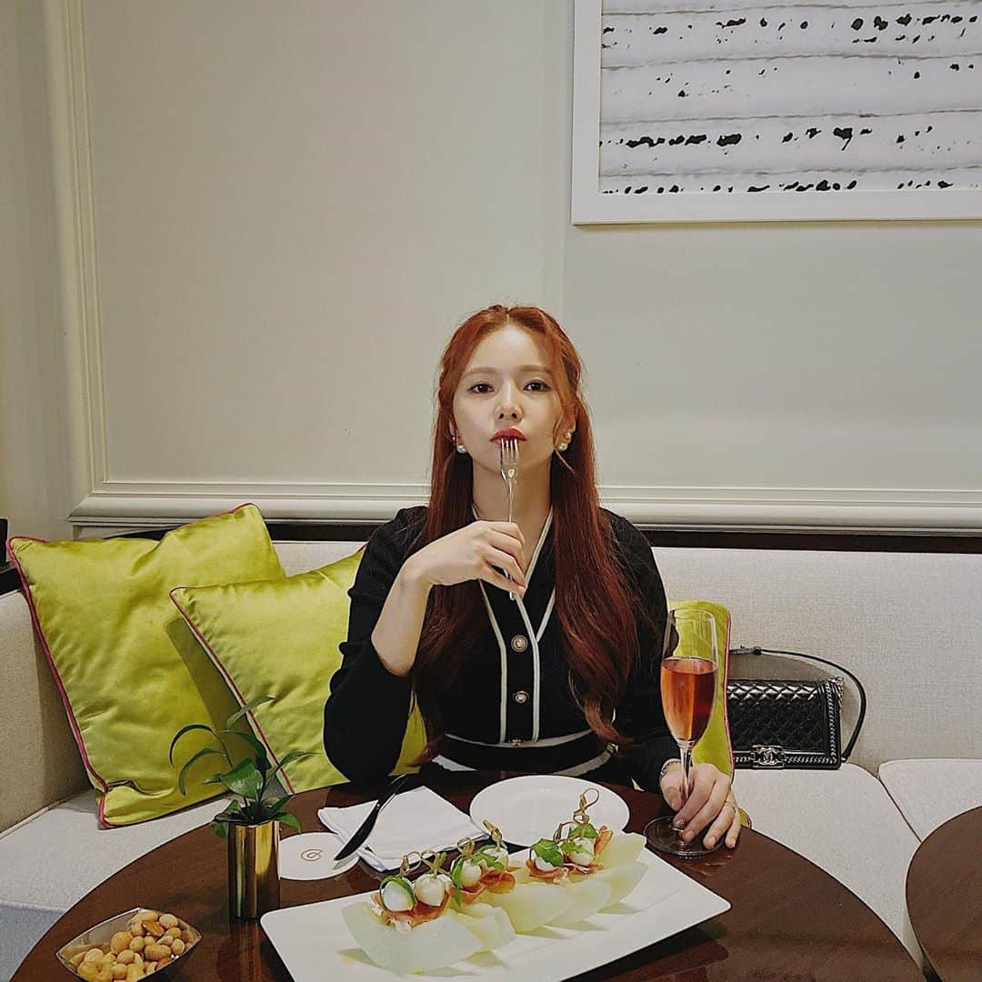 ジェイさんのインスタグラム写真 - (ジェイInstagram)「식당들 예약이 꽉차서 낮부터 샴페인🥂✨」10月18日 13時02分 - kimjeii