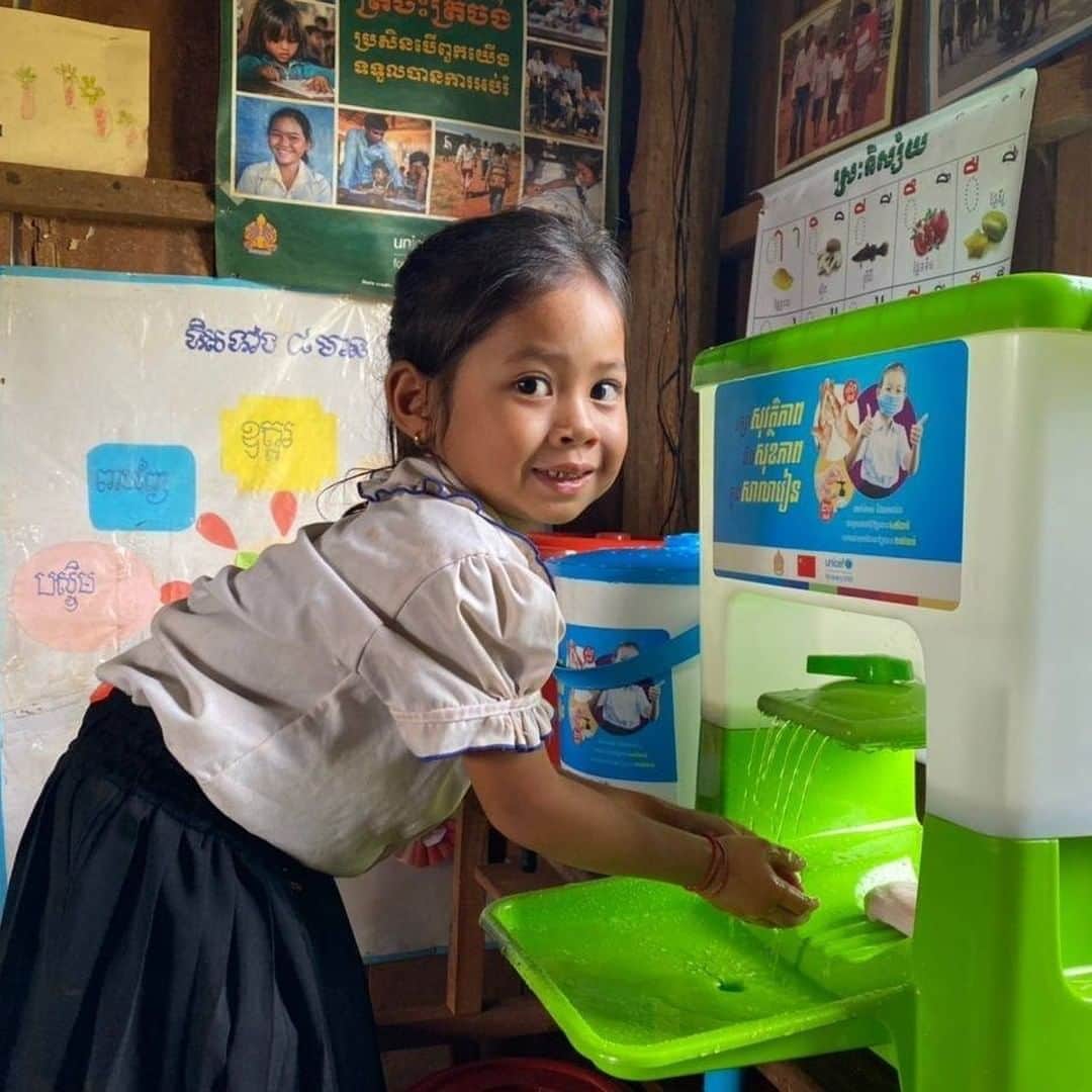 unicefさんのインスタグラム写真 - (unicefInstagram)「Remember to wash your hands if you 🤧 Blow your nose, cough or sneeze 🚌 Use public transport 💵 Handle money, animals or garbage ⛪ Visit markets or places of worship 😷 Care for a sick person 🥕 Eat 🚽 Use the toilet or change babies' diapers ✋ Notice your hands are visibly dirty 🏙️ Visit any public spaces ✋ Touch any public surfaces. ⏰ They’re all good times to help stop #COVID19 and other diseases. 📷 ©  @unicefcambodia/Daravatey Seng」10月18日 13時05分 - unicef