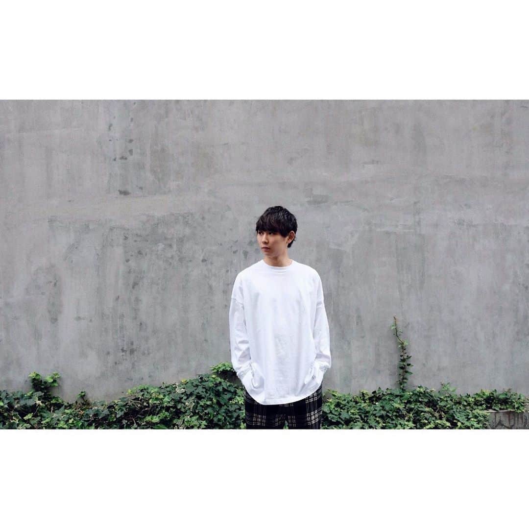 須賀健太のインスタグラム：「泉澤くん（ @yuki.izumisawa）のブランド"iD"のロンTゲットしました😳 可愛くてサイズ感もバッチリや。 今日の21時まで買えるみたい！ 他のもめっちゃかわいいから、 ショップ見に行ってみて！ お揃いしてもいいよ？笑  マスクもいいんだよなぁ… もはやマスクもオシャレのひとつですな。」