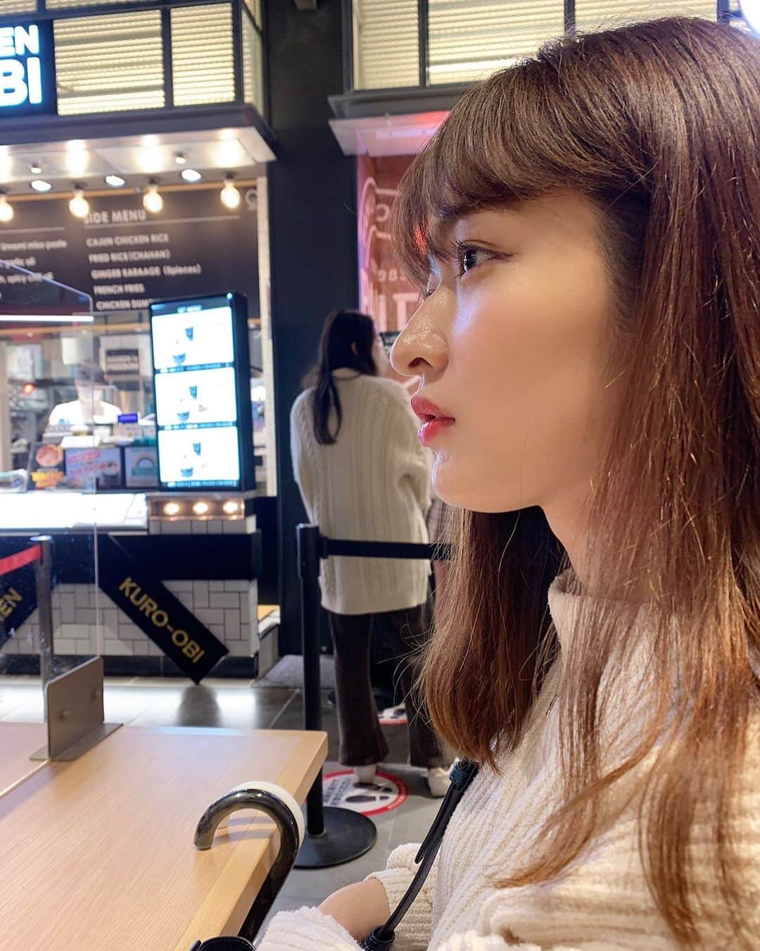 のインスタグラム：「・ ・ ・ おはようございます☺🔅 最近写真撮ることも少なくて 写真がなさすぎる。 撮影早くしてもらいたいなん🥺 雨で髪の毛の湿気やばいけど、、、 気にしないで（笑） ・ ・ ・ #雨 #雨の日 #髪の毛 #湿気 #渋谷 #最近できた #フードコート #髪 #髪色 #明るくなってきた #サラサラ #にしたい #まきてぃ #北村真姫 #横顔」