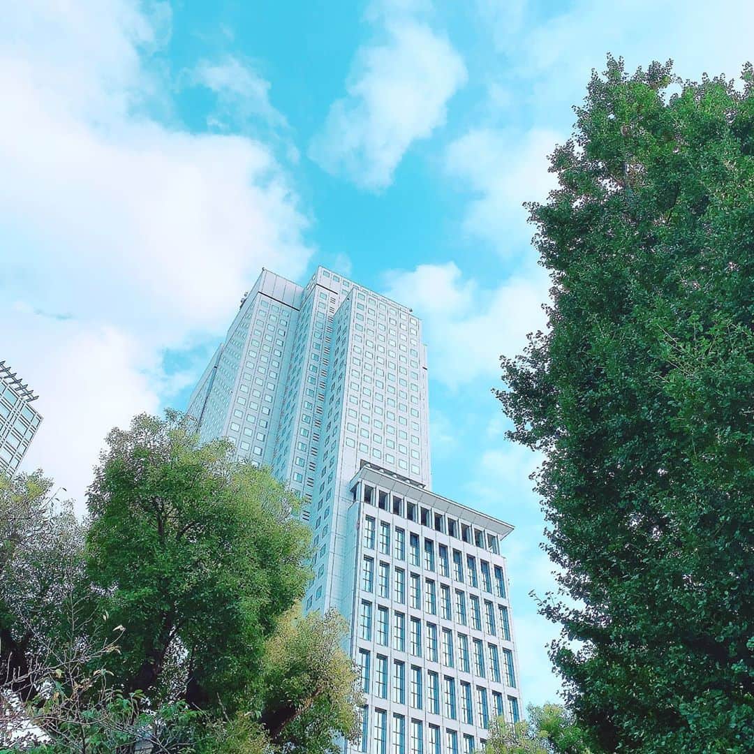 のインスタグラム：「青い空ねえ🌈 素敵な日曜日を☀️ #sun #sunday #bluesky  空を見上げて😊 心晴れやかに✨  #うとくけいこ　　 #宇徳敬子 @utoku_keiko」
