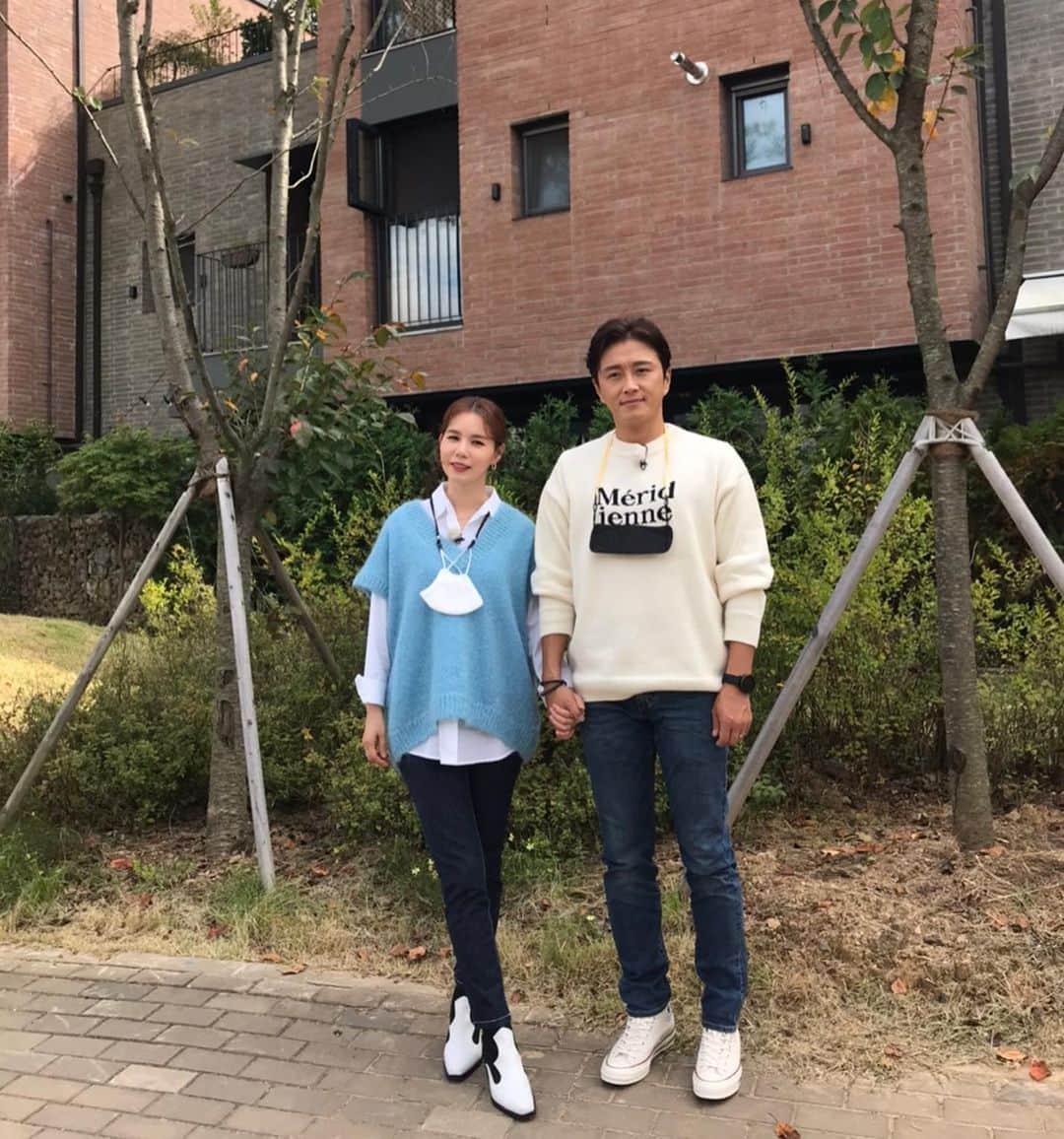 パク・シウンのインスタグラム：「#차렷 😁‼️ #구해줘홈즈 #오늘이에요 #예쁜집이너무많네요🙈 #궁굼하시죠ㅎㅎ #어느팀이이겼을까요?😆? #오늘밤10:45분 #이따만나요~🤗💕 #💙 🤍」