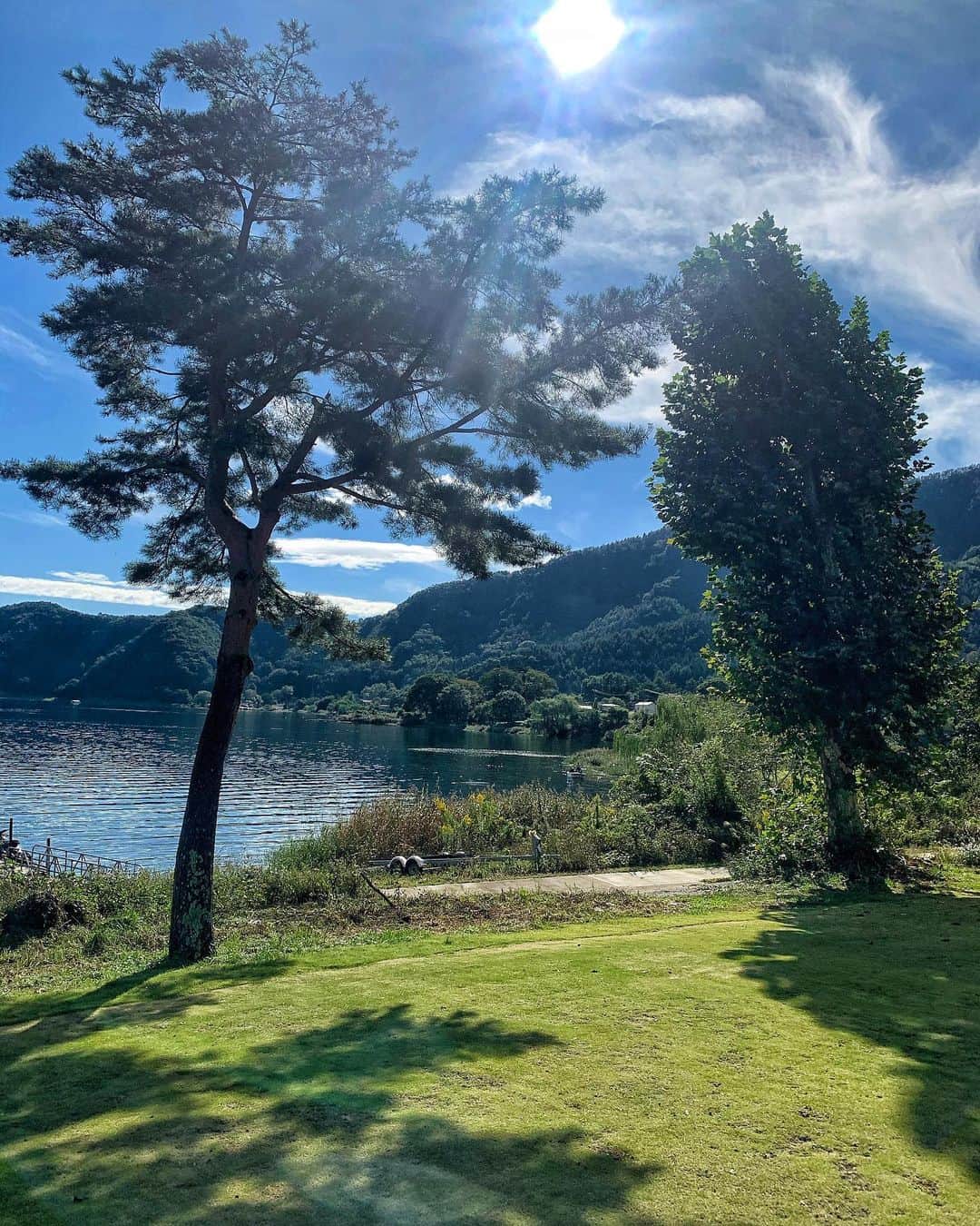 里海のインスタグラム：「#河口湖　🗻🇯🇵 #お寿司　🍣🍣 たくさん笑った週末でした🥰 手巻き寿司パーティー🎉」