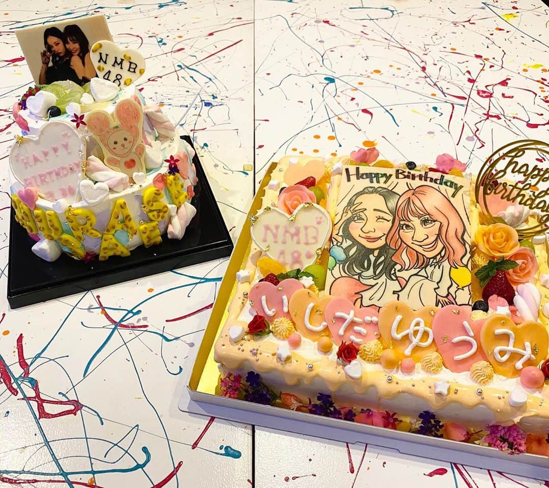 石田優美さんのインスタグラム写真 - (石田優美Instagram)「﻿ ﻿ 今年の誕生日、こんな大きいケーキを﻿ 用意してくれてました🥺🤍﻿ ﻿ 超嬉しい！﻿ ﻿ 紗英ちゃんの遅れたバースデーも一緒にしましたよ！﻿ ﻿ ﻿ ﻿ 誕生日って幸せ〜﻿ ﻿ ﻿ #石田優美生誕祭  #誕生日 #ケーキ  @curana_cake」10月18日 13時28分 - yu_mi_1012