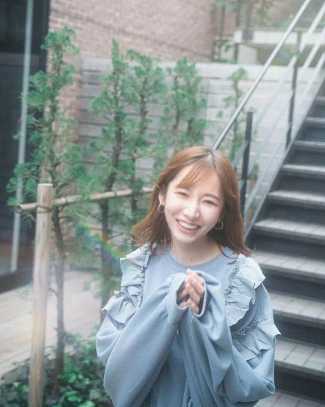 のインスタグラム：「今日は来年から勉強しに行く学校の入学試験でした。最後に学校の試験受けたのが高校生の時の15歳の時で…10年前って考えるとすごく複雑な気持ちになった。。笑  大人なったんだなと。 15歳の時の受験する時の気持ちと 25歳での受験に対する気持ちも全然違うなーって。 あぁ。気持ちも年齢も成長したなって。 そんな日でした🙆‍♀️  合格してますように、、、！ Photo by @heron214」