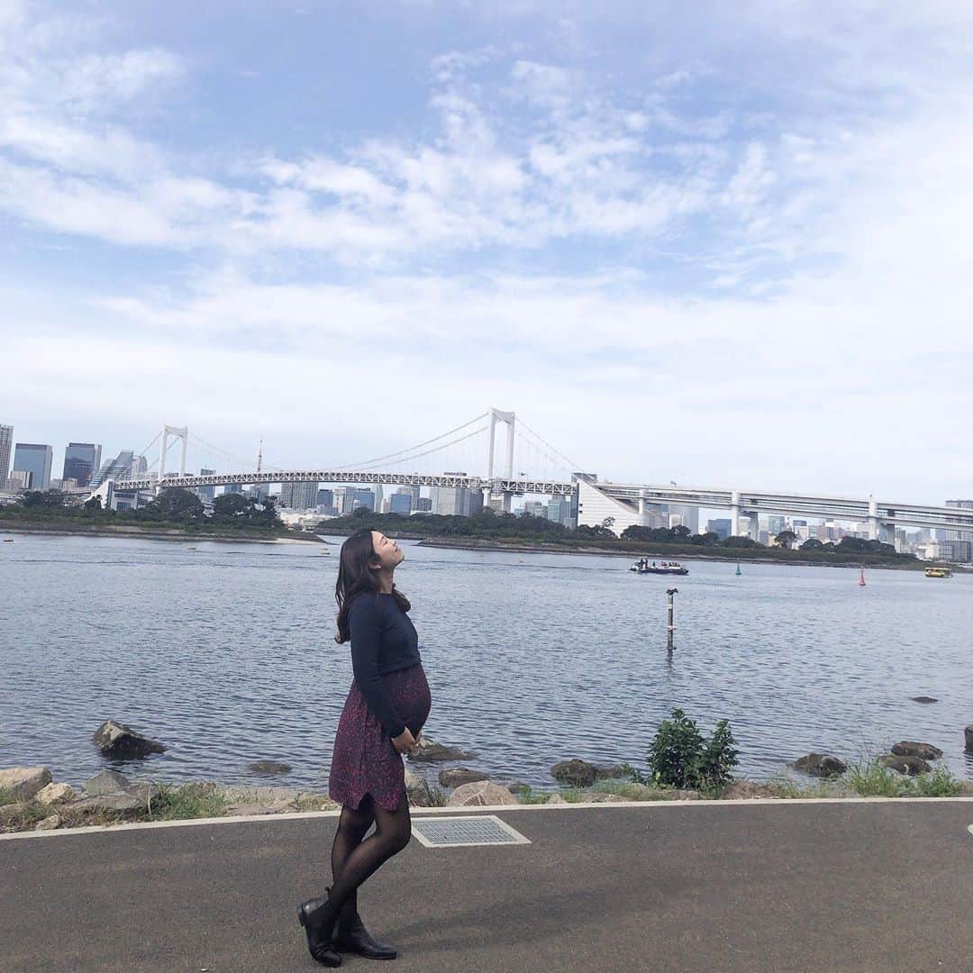 渡辺かなえのインスタグラム：「3月ぶりのお台場現場でマタニティフォト風w🚛🚚🚜🗽 土から芝生になって綺麗になってた✨✨」