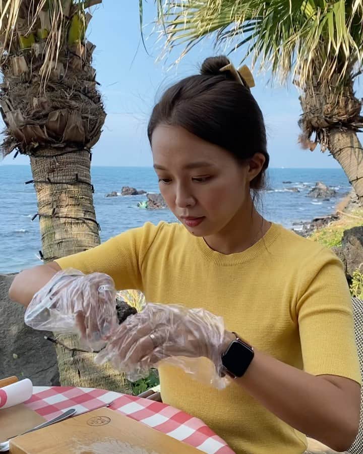 キム・ダヘのインスタグラム：「딱새우까는방법 친절하게 알려드립니다 ^.^💛 ( 마지막 인성탄로 )」