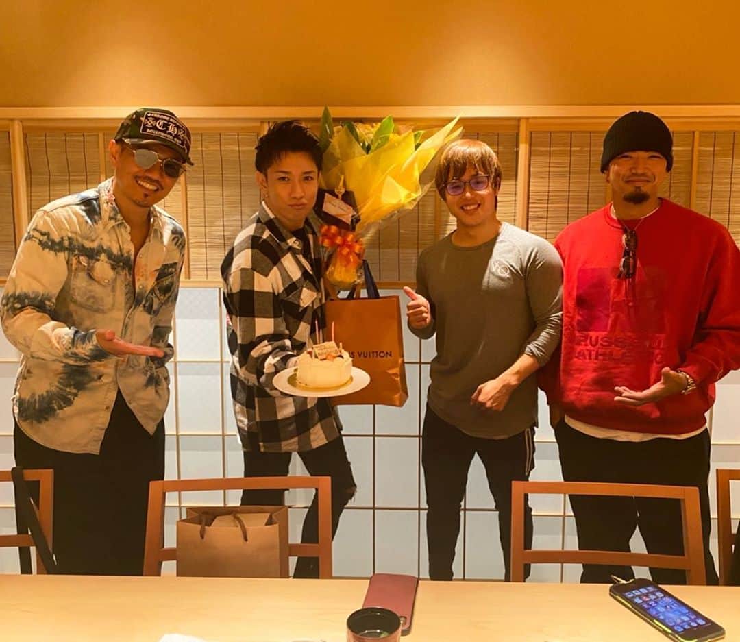 彫師美漸のインスタグラム：「🍣@sushienbettei🍣 @exile_atsushi_official @purotan1214 数原君 ・ ありがとうございました🥺✨ Atsushiさんとは実は漢字も同じ👀「ダブル篤志」🙏✨ ・ ・ Atsushiさんをご紹介してくれた数原君、ぷろたん君と出会わせてくれた @yuno_fitnesslife 本当にありがとう🙏✨ ・ 大将！！ いつもありがとうございます‼️ ・ #20201017 #誕生日 #鮨えん別邸」