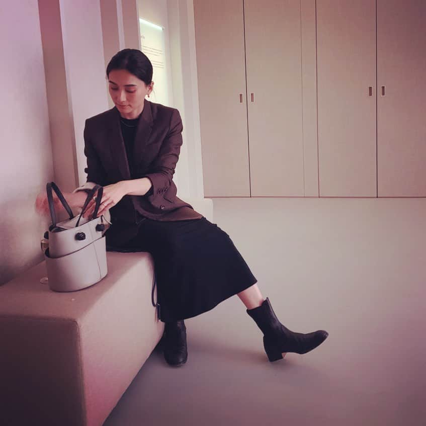 小濱なつきのインスタグラム：「お仕事帰りに少しお出掛け。 . 最近ヘビロテの @intuition_official のワンピース。 セットアップで購入した @johnlawrencesullivan_official のジャケット。 長く履いている @beautiful_shoes_official のブーツ。 . . 寒くなってくると服が楽しくなってくるね☺️」