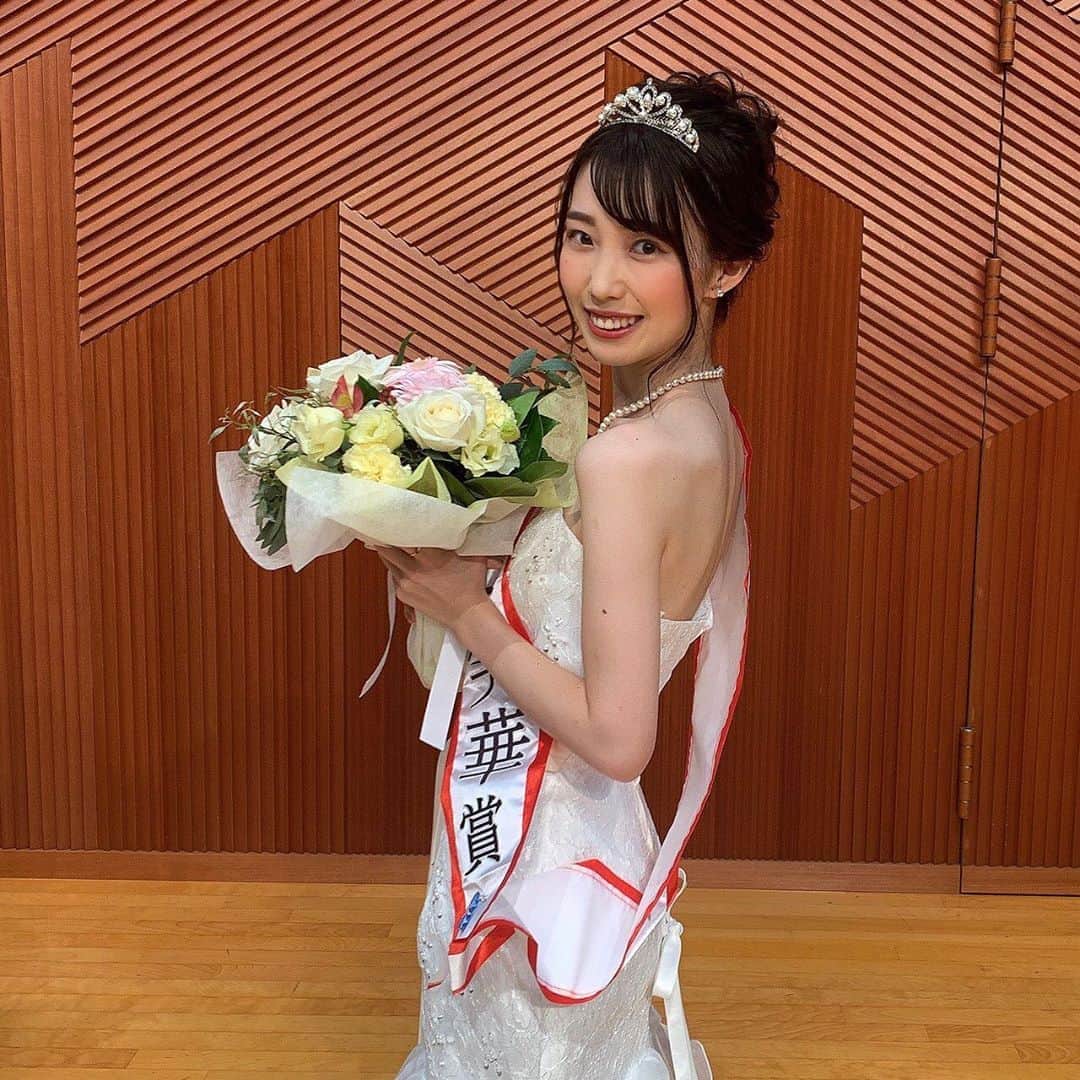 のインスタグラム：「ごきげんよう🌸 エントリーNo.6の大井里花です！  皆さま約4ヶ月間 沢山のご声援ありがとうございました❤︎ 「アトリエ笑華賞」という素敵な賞も頂けました🌹✨  自分自身がひたむきに努力し挑戦し続ける女性になりたかったから、 目の前の挑戦から逃げたくない！！夢に近づきたい！！ この一心でコンテストに出場するのを決めました。人前に出るのも、写真を撮られるのも苦手な私が、この活動期間に出来ることはないかなぁと考えた時、大好きな大学の魅力を多くの人に伝えたい！と思い活動を頑張っていました！！ 活動が終わってみて思うことは、やっぱり学女が大好きです！ 多くの人にこの気持ちが届いていれば、私のミスコン活動大成功です🥰🤍  このご時世、活動に制限があって例年通りうまくいかないことが沢山あったのに、どんな時も今出来ることの最大限を求めて全力で頑張ってくれた委員の方々にも心から感謝しています🍀  素敵な機会を頂けたこと、素敵なステージを創ってくださったこと、素敵な思い出ができたこと。 全て陰ながら支えてくださった委員の方々をはじめ、皆さまのおかげです💐✨  本当にありがとうございました🙇‍♀️  残りの学生生活も私らしく全力で色んなことに挑戦していきます！！！！  . . .  ※写真撮影時のみ、マスク・フェイスシールドを外して行っております。  Twitterでも『ミスコンテストを終えて』というお題で投稿をしているのでぜひぜひチェックしてみてくださいね✨  #大井里花  #MissContest #Missgwc2020 #gwc #ミス和コンテスト #ミスコンテスト #ミス和 #学習院女子大学 #Miss和contest2020 #gakushuinwomenscollege #和祭 #ミス和コンテスト2020 #ミスコン  #春からgwc #学女ミスコン  #ミスコンファイナリスト #学習院女子大」