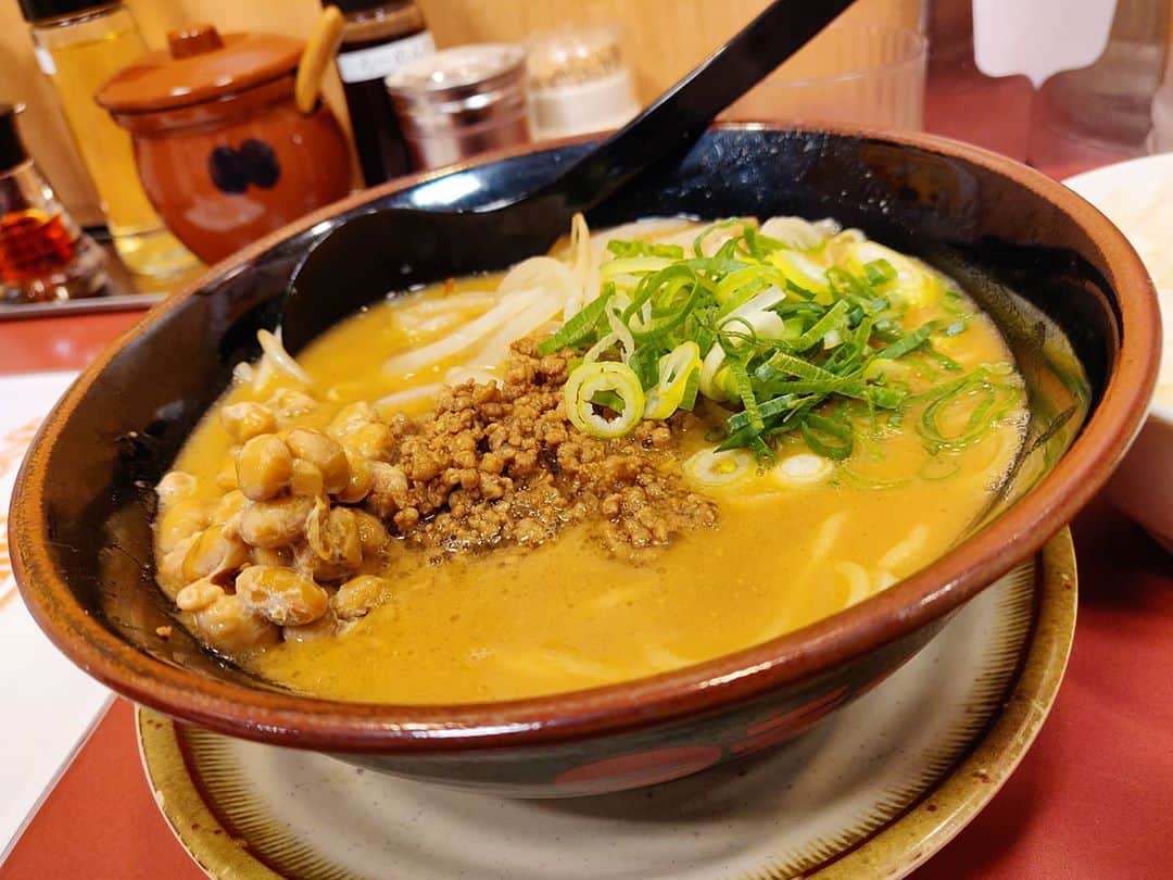 のインスタグラム：「味噌ラーメン+納豆 天下一品 神楽坂店 遅くなった夜のカードとして取っておいた天一の味噌納豆。納豆は大粒なのね。味噌は天一らしくこってりとしたスープ。濃厚という表現ではなく、あくまでこってりね。細麺との組み合わせがまた"らしさ"を感じさせる。そして納豆との相性は言わずもがな。ライス必須案件で満足でした。」