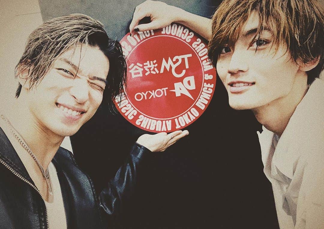 古幡亮（WATWING）のインスタグラム：「昨日の"TSUMUGU LIVE" 沢山のwindyの方や友達が見てくれた！ 初の配信ライブだけど、 みんなの熱気も伝わってきたなぁ🔥  そして、今回何から何までお世話になったTSMのスタッフ方、生徒さんにもとっても感謝！！！ ありがとうございました😌  アーカイブは10/24(土)まで視聴可能です！リアルタイムで見れなかった方も是非見てほしいです！ . . #watwing#onlinelive#tsumugulive #tsm#東京スクールオブミュージック」