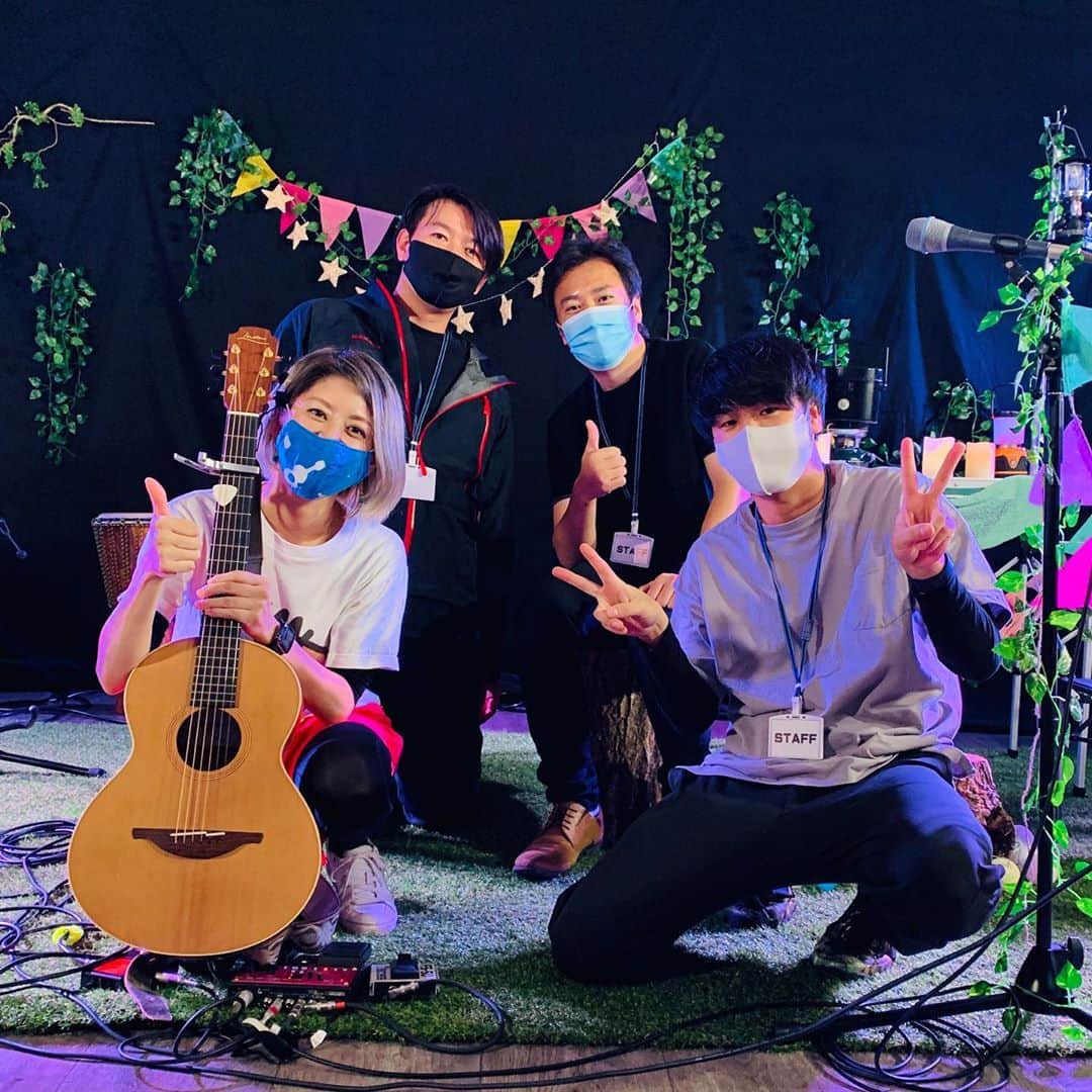 サトウヒロコのインスタグラム：「🏕 『MUSIC CAMP』無事に終えました。 映像制作会社クレバの皆さんと、この日に向けて準備して、素敵な環境下で演奏させていただきました。 完全に幸せでした😭  前日ひょっこり書けた新曲も、シャカシャカ大作戦も大成功✨ ご参加頂いた皆様ありがとうございました😊  アーカイブは10/31まで。 見逃した方も買い逃した方も、期間内いつでも購入可能‼️観覧も何度でも可能👀ぜひお買い求めください✨  「サトウヒロコ」による配信ライブ 【Music Camp / ミュージックキャンプ】 ■2020年10月17日(土) サトウヒロコの世界観溢れるステージをプレミア有料配信でお届けいたします。 【会場】宇都宮市 クレバスタジオ 【配信のみ】 2,000 円   ※チケットのお買い求めはツイキャスプレミアのサイトからのみお買い求めいただけます。 ※観覧お買い求めは10/31まで。 【お買い求めはこちらから】 👉https://twitcasting.tv/crevainc/shopcart/26692  あーーーもう、みんなのことが 大好きだーー！  #サトウヒロコ #hirokosato #栃木県  #ライブ配信  #配信 #キャンプ #musiccamp #music #室内フェス #シンガーソングライダー #lowden  #lowdenguitars  #looper  #boss  #bossrc30  #NEUMANN #MTKMS105  #SHURE  #シュアー  #BETA87A」