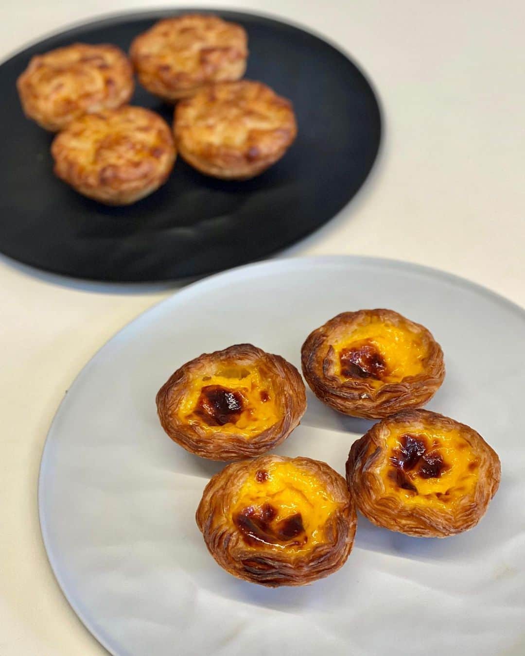 秋山具義さんのインスタグラム写真 - (秋山具義Instagram)「クレームエペスで作ったバスクチーズケーキのアドバイスをさとうさんからもらおうと、ワンホール届けに『おそうざいと煎餅もんじゃさとう』に行ったら、『ナタ・デ・クリスチアノ』の玉子タルト「パステル・デ・ナタ」とチキンパイ「エンバーダ・デ・フランゴ」をいただいたのですが、どちらもめちゃくちゃ美味しかった〜！！！﻿ ものすごく良い香りの有機レモンもいただいたので、ランチで檸檬パスタ作りました🍋﻿ ﻿ #クリスチアノ #ナタデクリスチアノ #パステルデナタ #エンバーダデフランゴ #グギメシ #モジャメガネ焼き菓子部」10月18日 13時51分 - gugitter